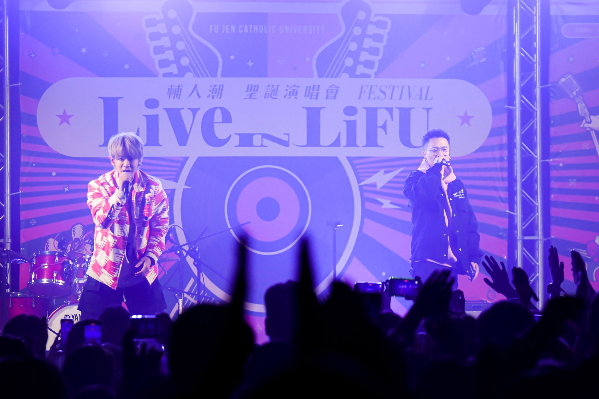 鼓鼓呂思緯與蕭秉治表演多首歌曲,輔大學弟妹首首熱情大合唱。(相信音樂提供)