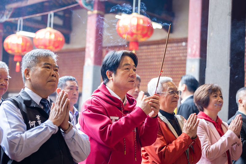 總統賴清德上午先後前往台中「豐原慈濟宮」、「台中樂成宮」及彰化「鹿港天后宮」參香祈福。（總統府提供）