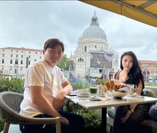 殷琦經常陪著老公張市育出國工作。（伊林娛樂提供）