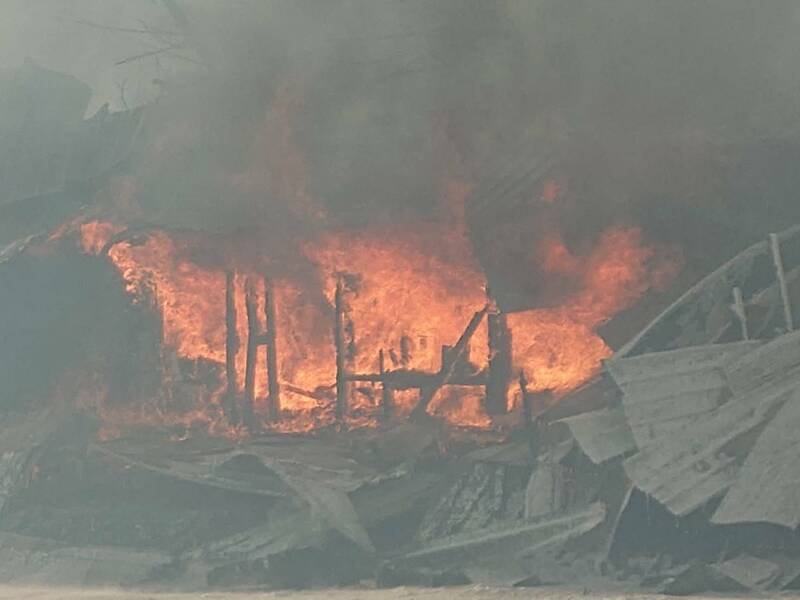台中市神岡區大圳路一處廢棄工寮起火燃燒，火勢猛烈。（消防局提供）
