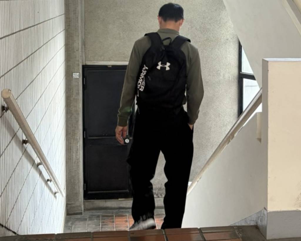 陳父黯然離開法院。