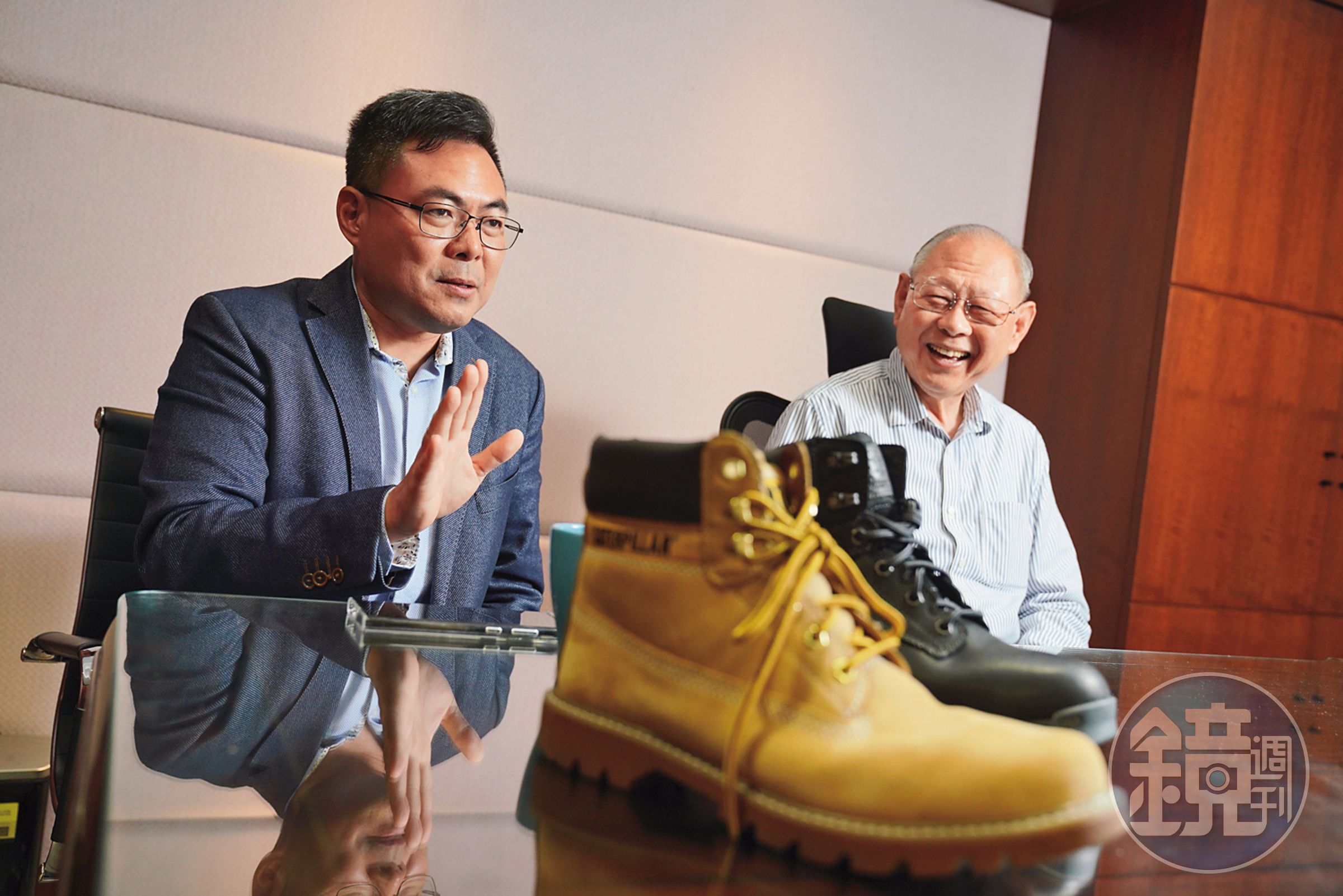 何樹滋(右)對於兒子何建德(左)的表現相當滿意,孟加拉設廠成功後很放心交棒。