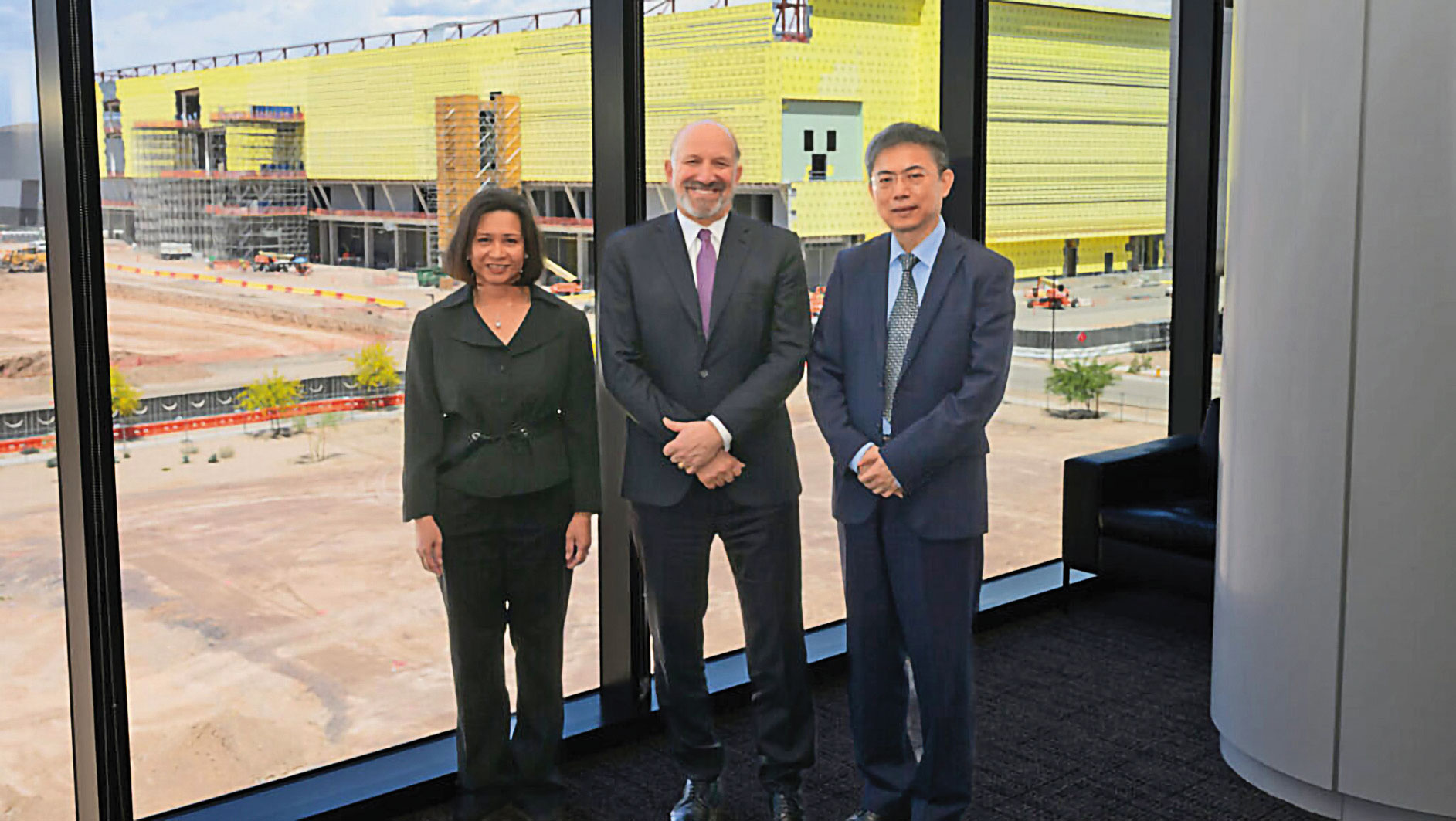 二奈米訂單爆滿，台積電繼續加碼擴建。圖為美國商務部長與台積電主管會面。（翻攝AIT臉書）