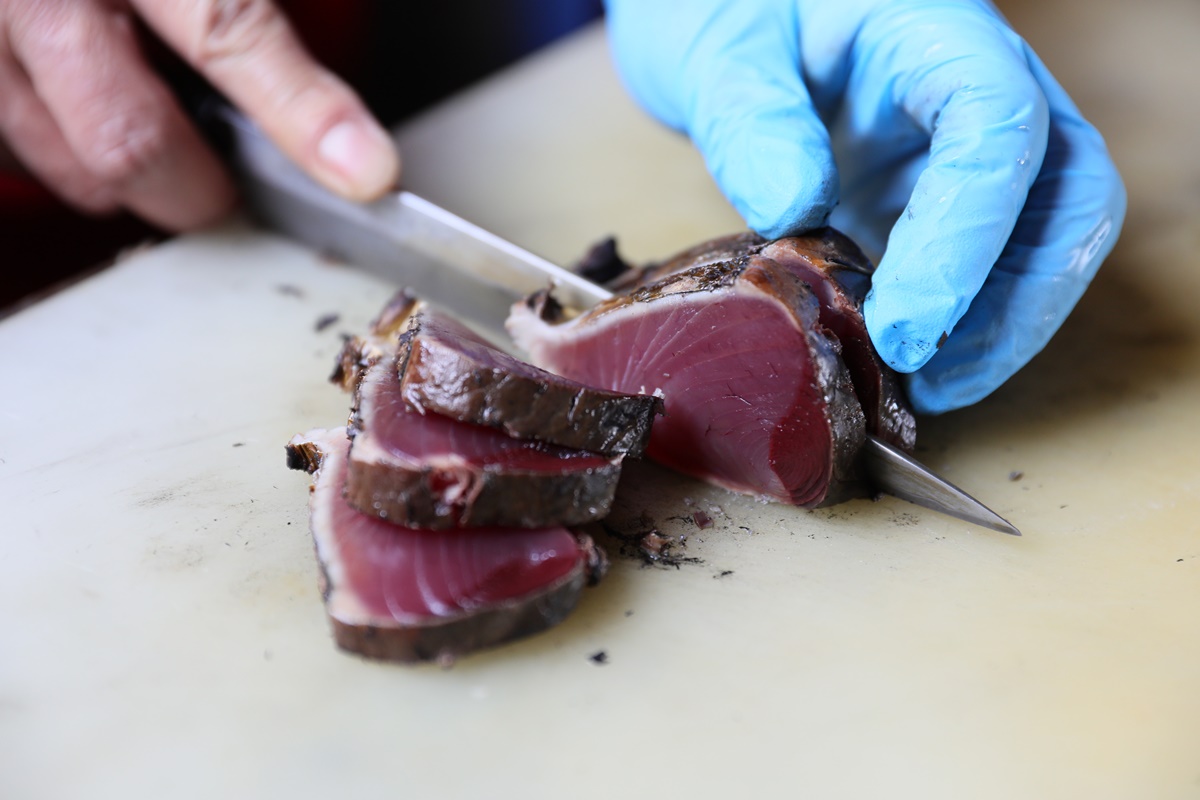 切開外表呈現焦色的鰹魚肉,裡頭還是生魚片口感。