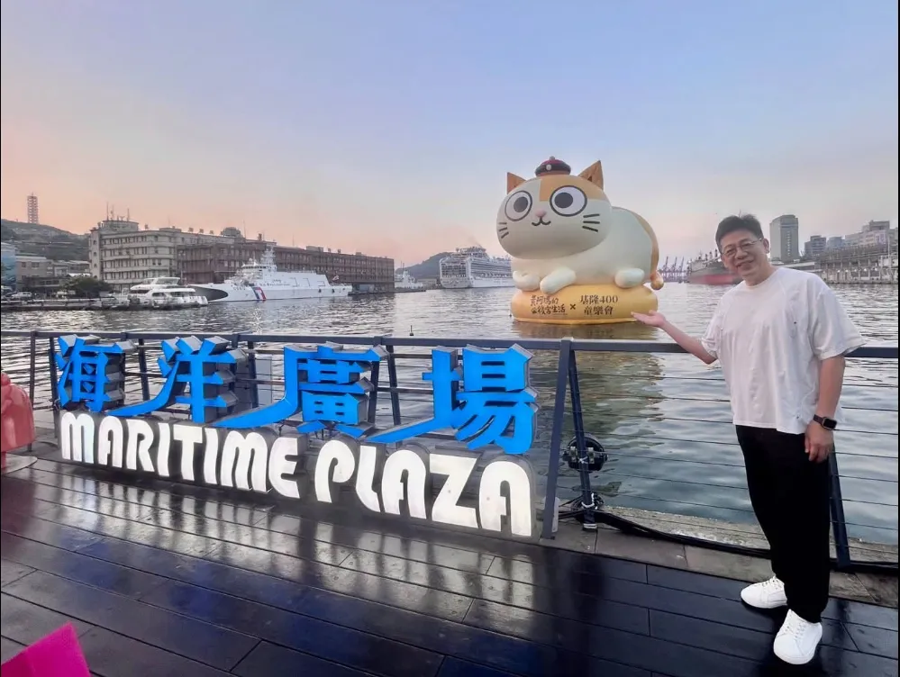 謝立功在臉書分享與黃阿瑪的合照。翻攝謝立功臉書