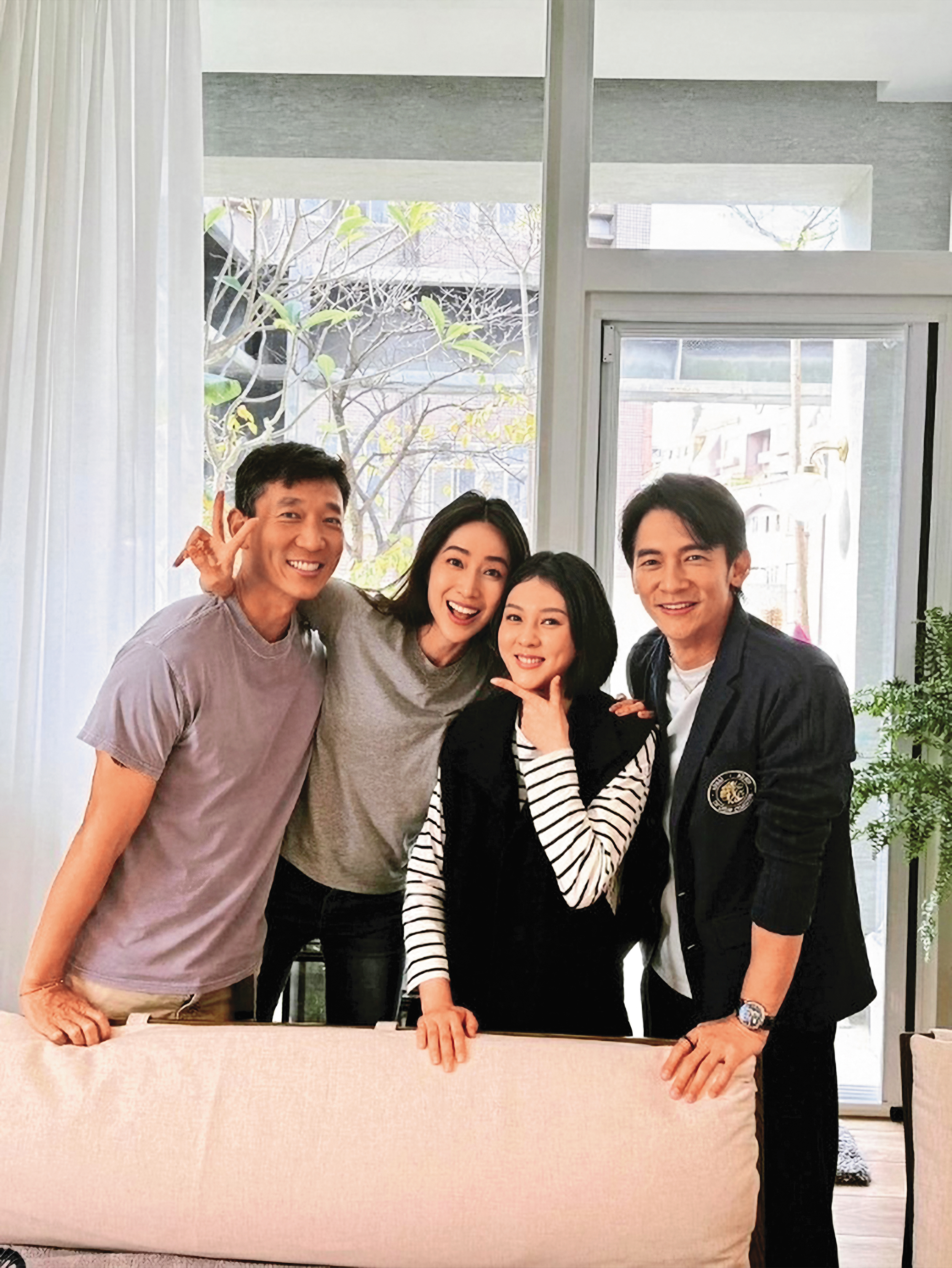 儘管 《犀利人妻》距今已15年,但演員們仍會聚會,去年温昇豪(右起)、朱芯儀就與隋棠夫妻一起聚餐。(翻攝自隋棠IG)