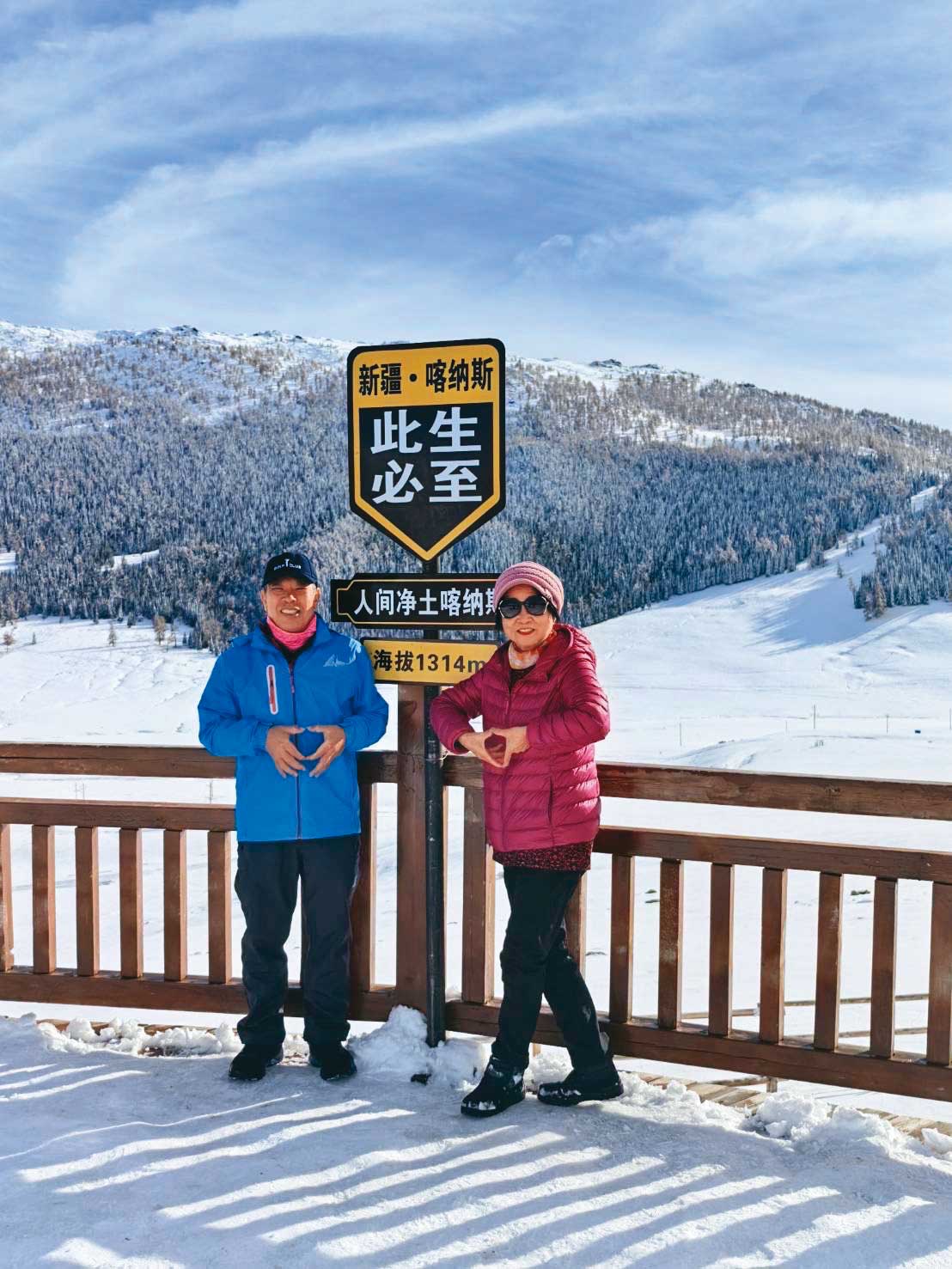 張秉清(左)辛苦半生,沒領過薪水。直到2003年接班以後,才有錢帶妻子出國旅遊,享受人生。(張秉清提供)