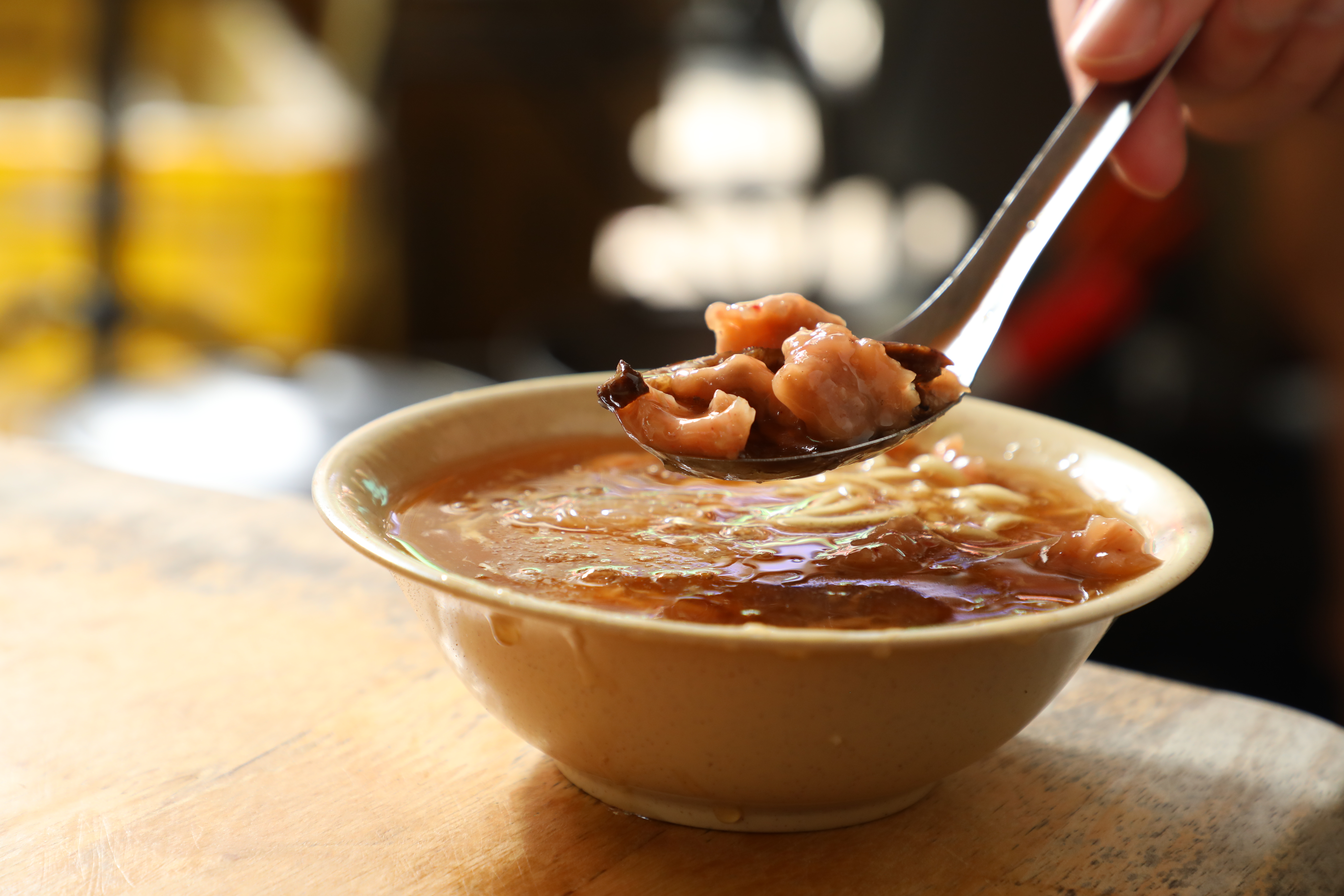 台中水湳市場的「新港香菇肉羹」，使用溫體豬後腿肉現煮肉羹湯，滋味鮮美，有南部甜味。