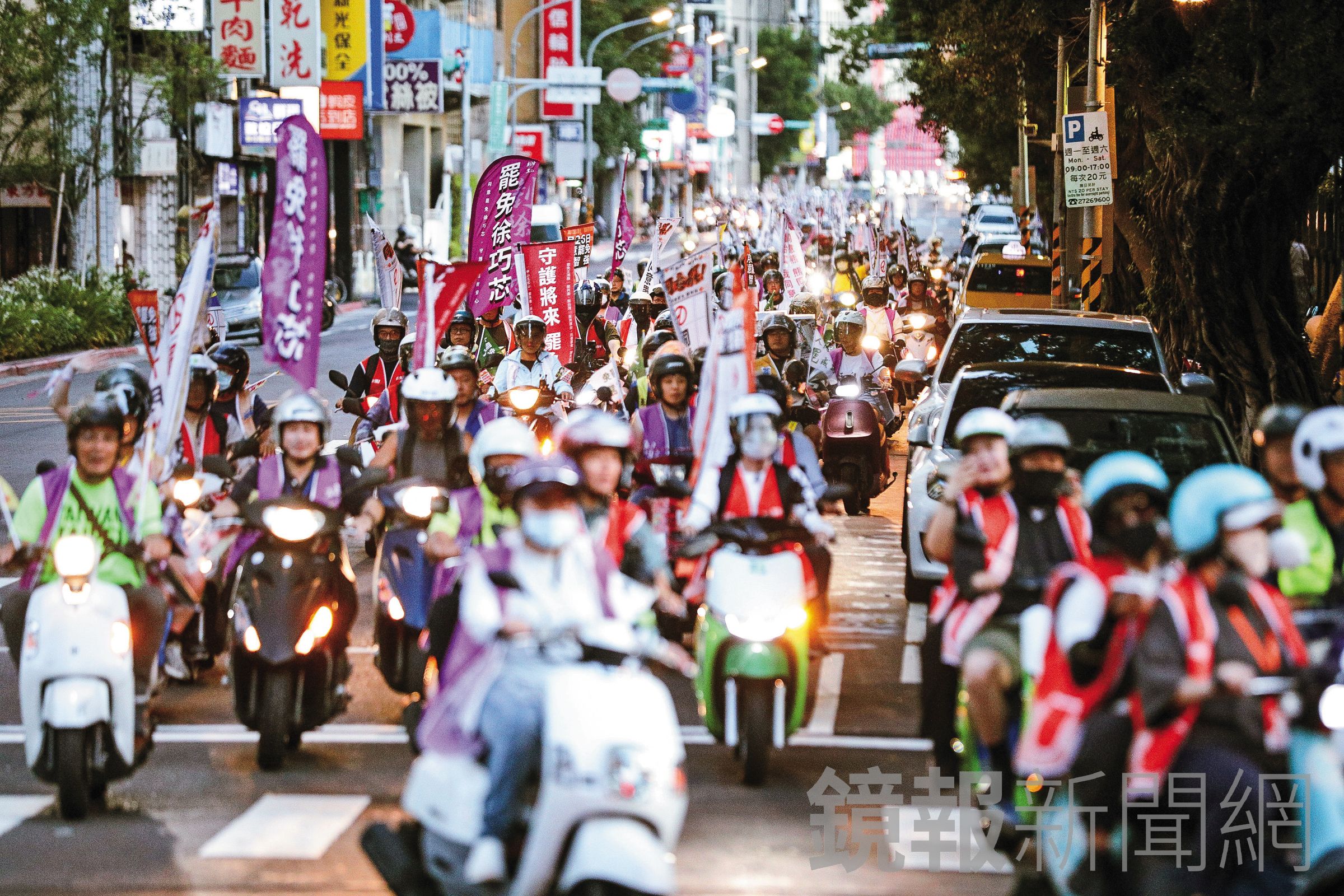 雙北罷團自主性較強，自發性規劃不少造勢行動。圖為5日雙北串騎活動。（鏡報鄒保祥）