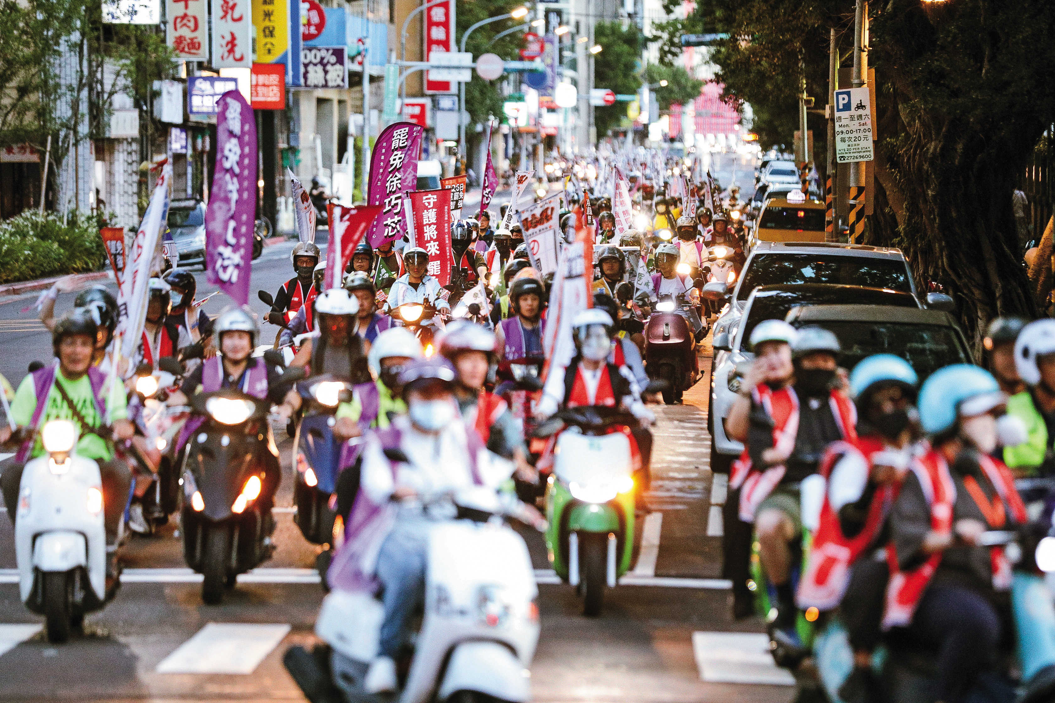 雙北罷團自主性較強，自發性規劃不少造勢行動。圖為5日雙北串騎活動。（鏡報鄒保祥）