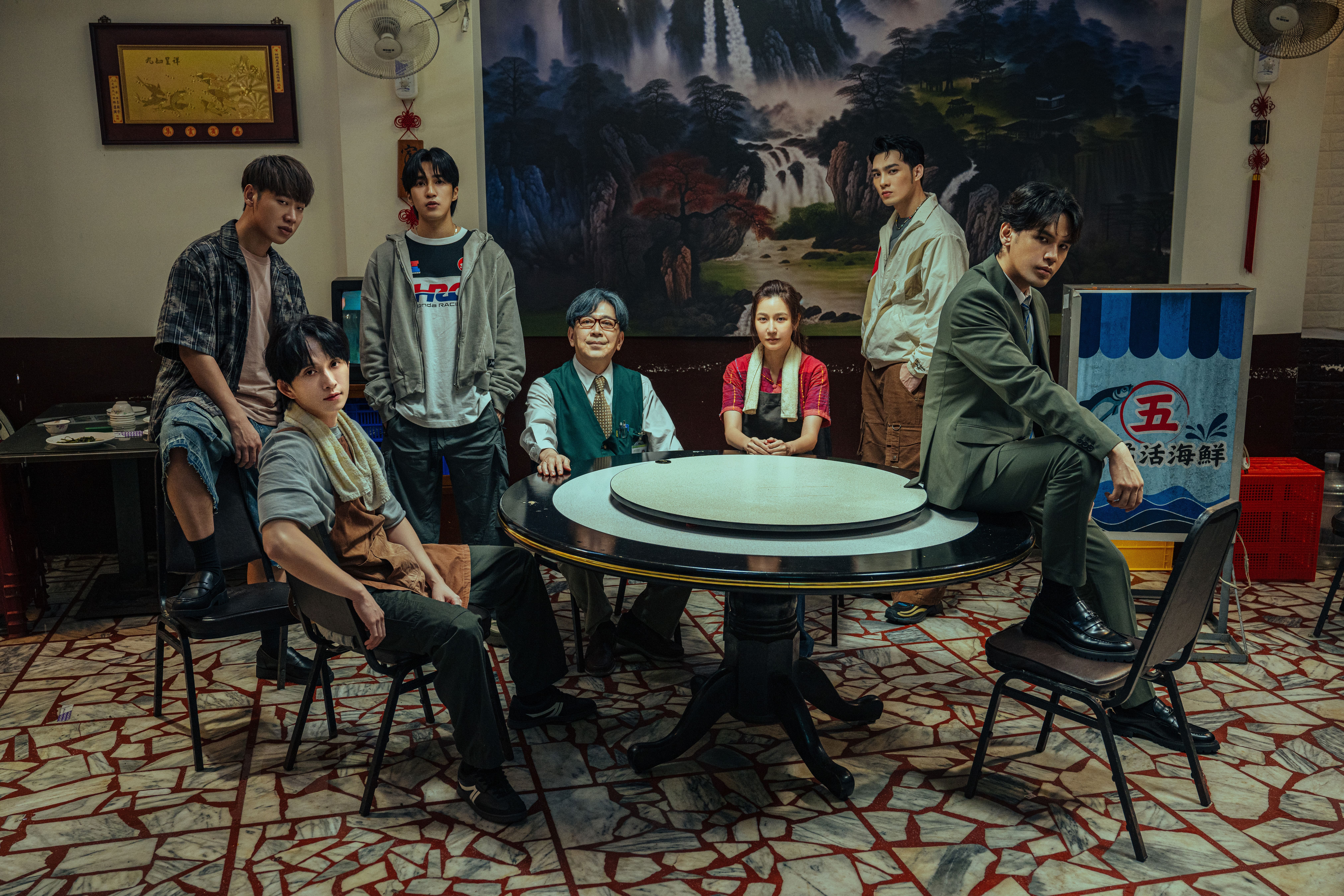 五堅情與高捷、曾莞婷一起拍攝〈慶記〉MV，粉絲盛讚像看微電影。（滾石唱片提供）