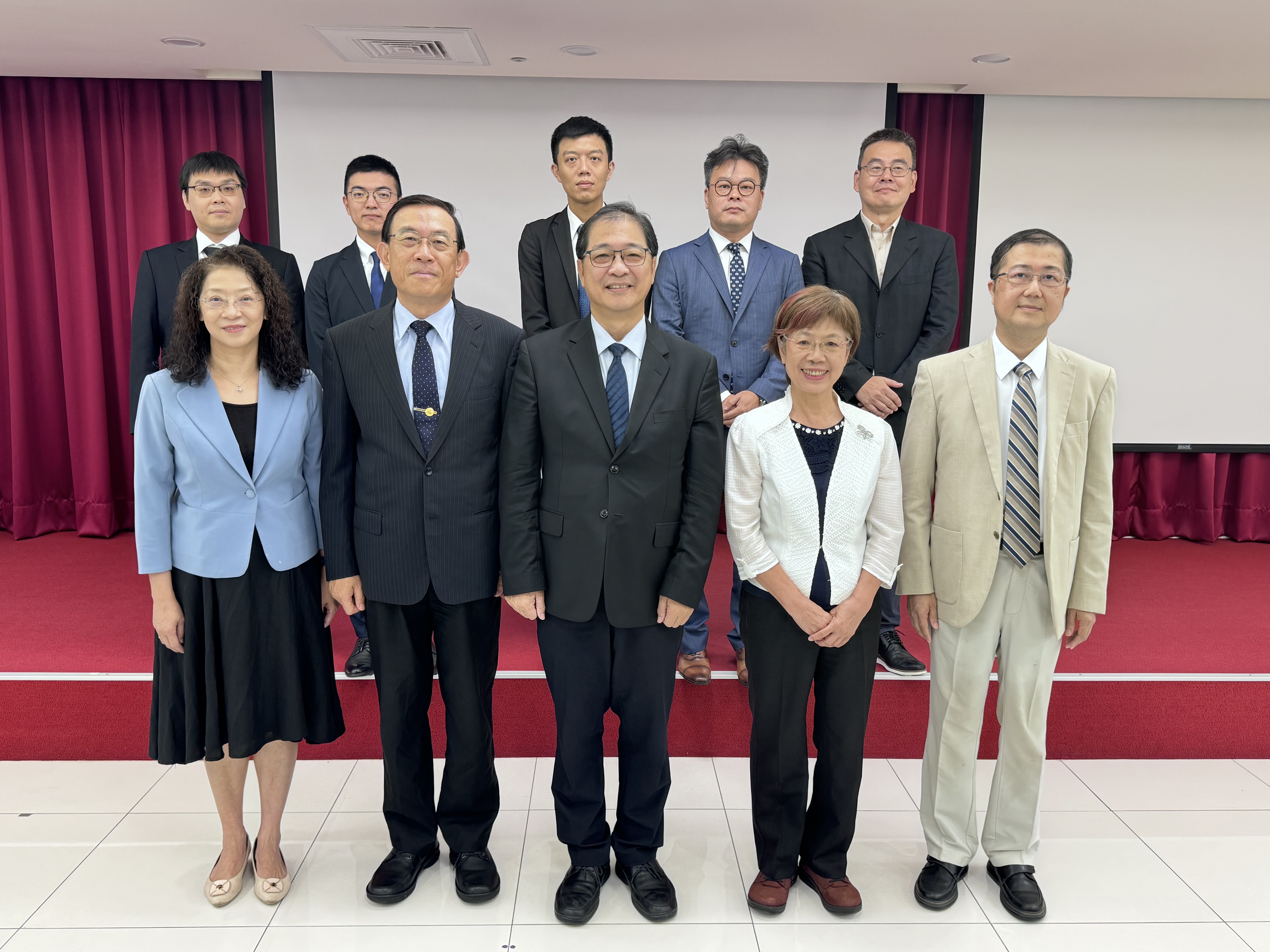 全國律師聯合會、最高檢察署及中華民國檢察官協會共同舉辦「偵查階段辯護權之定位與範圍」研討會，從實務案例探討制度面的策進作為，包括法務部長鄭銘謙與檢察總長邢泰釗及全國律師聯合會理事長尤美女等人都親自出席。（最高檢提供）