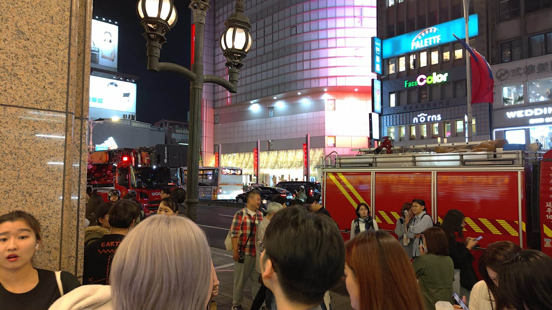 27歲凶手張文犯案後，警消趕赴現場救援。（讀者提供）