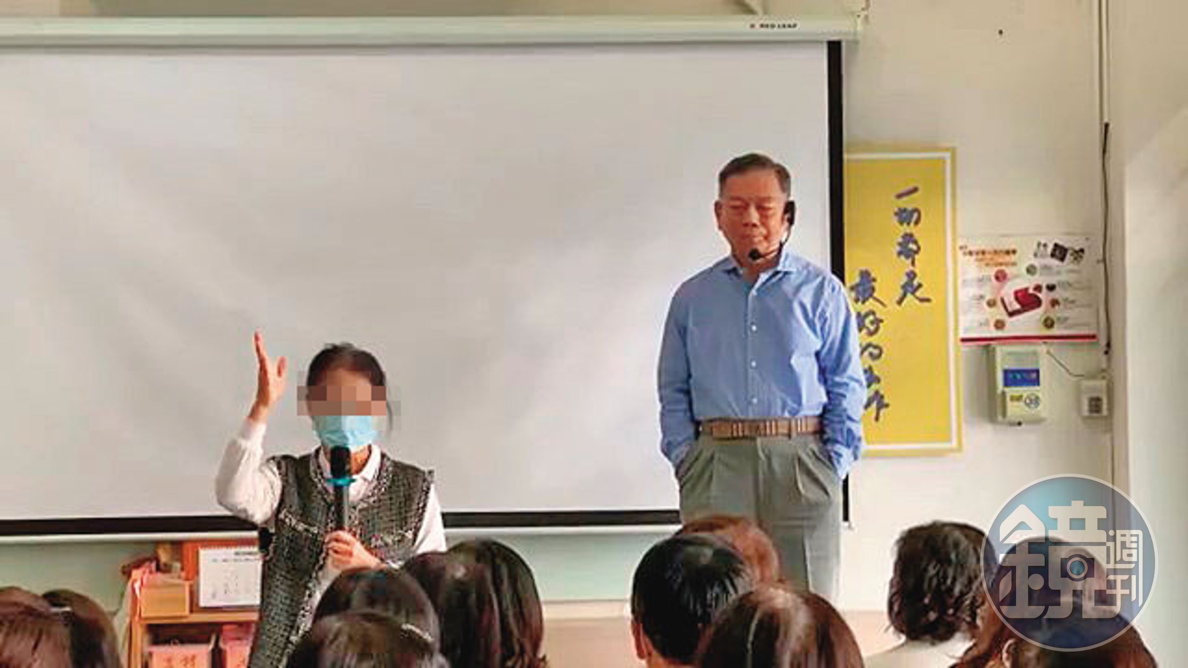 道場女學員(左)被黃森錠(右)請上台分享心得,她聲稱看到神佛出現在道場。(讀者提供)