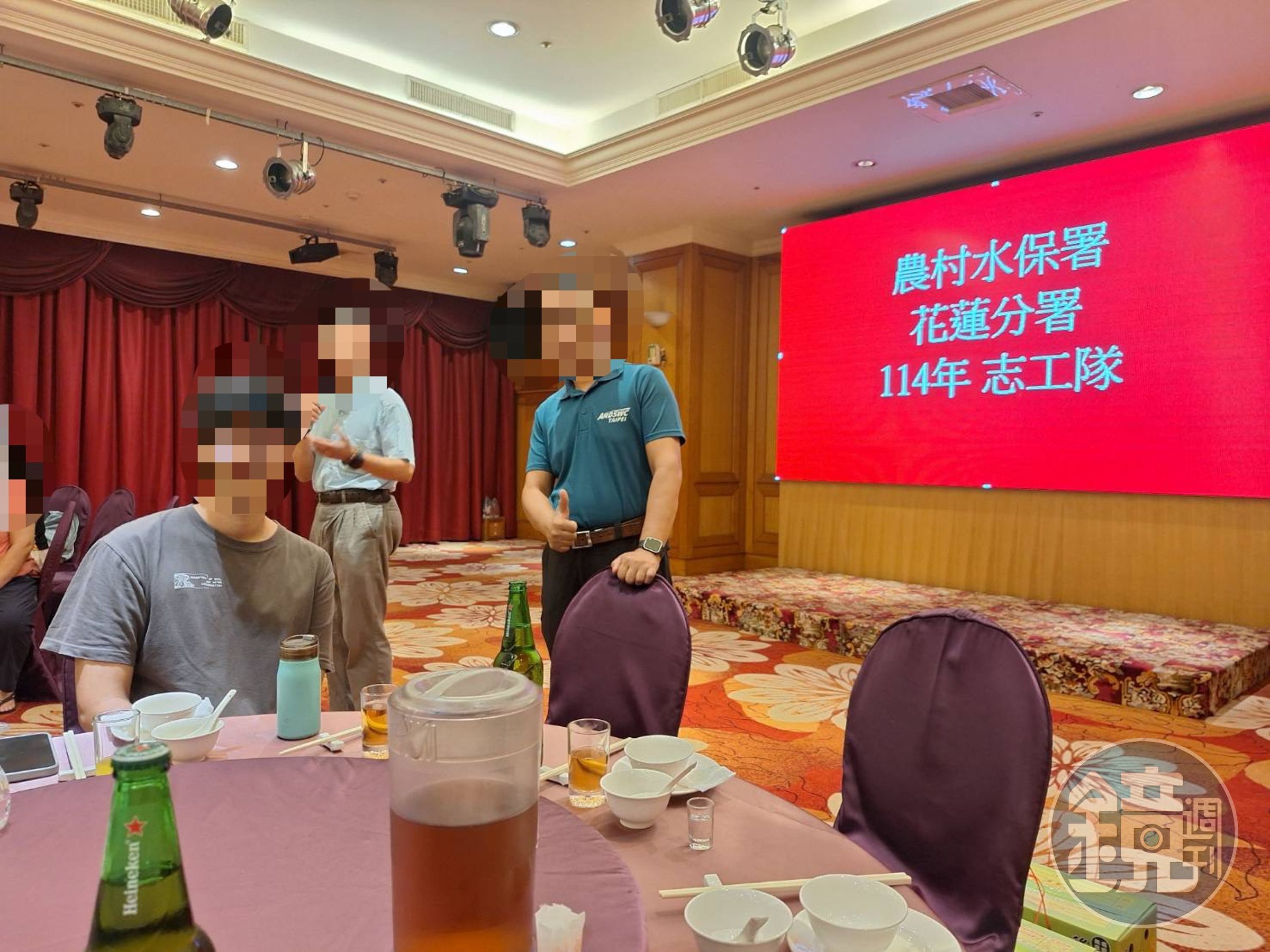 參與者認為在馬太鞍溪堰塞湖溢流造成傷亡後,在餐廳飲酒作樂相當諷刺。(讀者提供)
