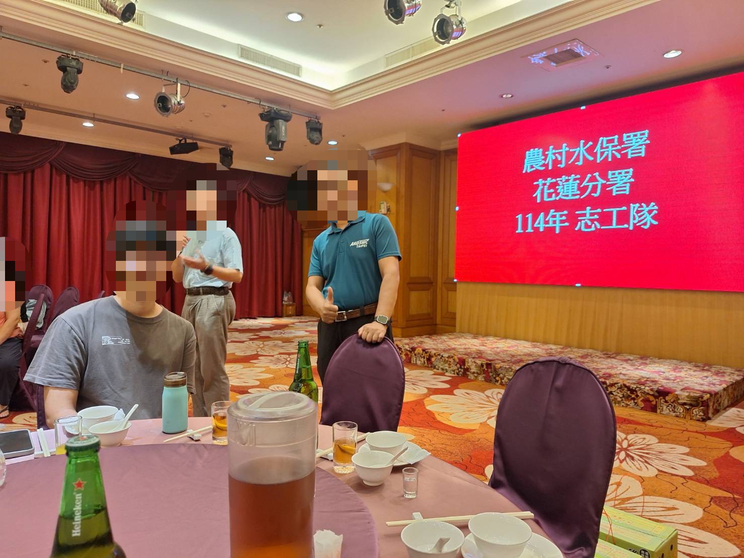 參與者認為在馬太鞍溪堰塞湖溢流造成傷亡後，在餐廳飲酒作樂相當諷刺。（讀者提供）