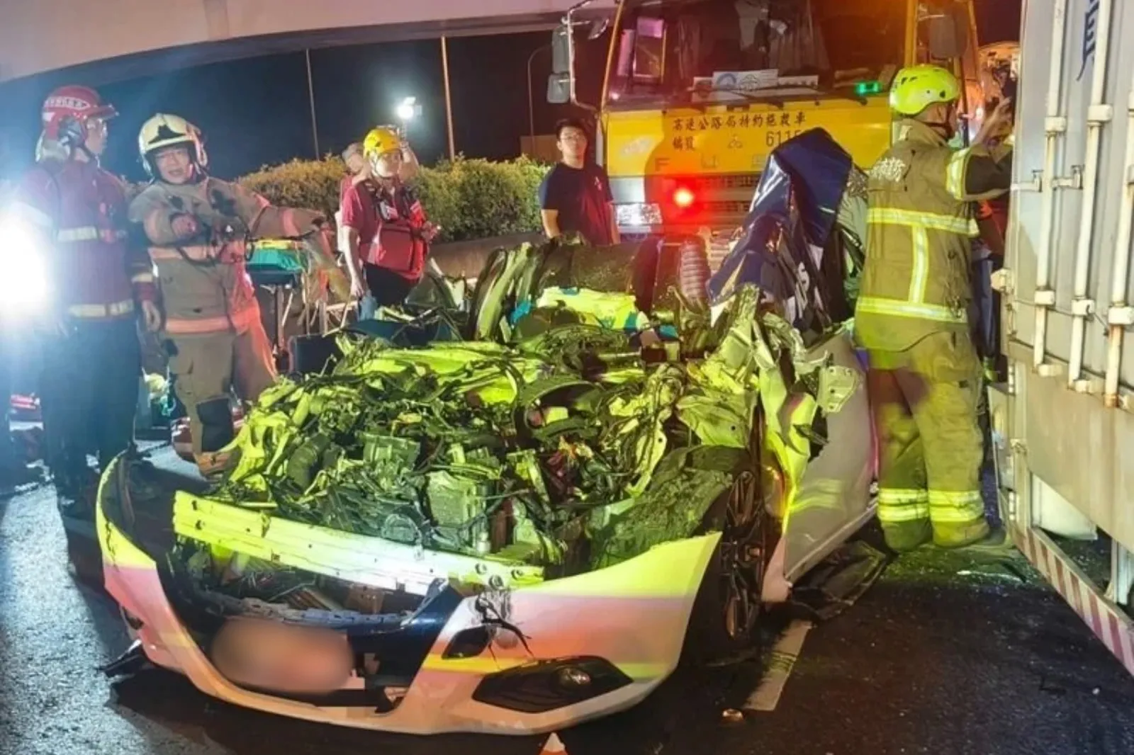 呂女駕駛的白色自小客車淪為一攤廢鐵。（翻攝畫面）