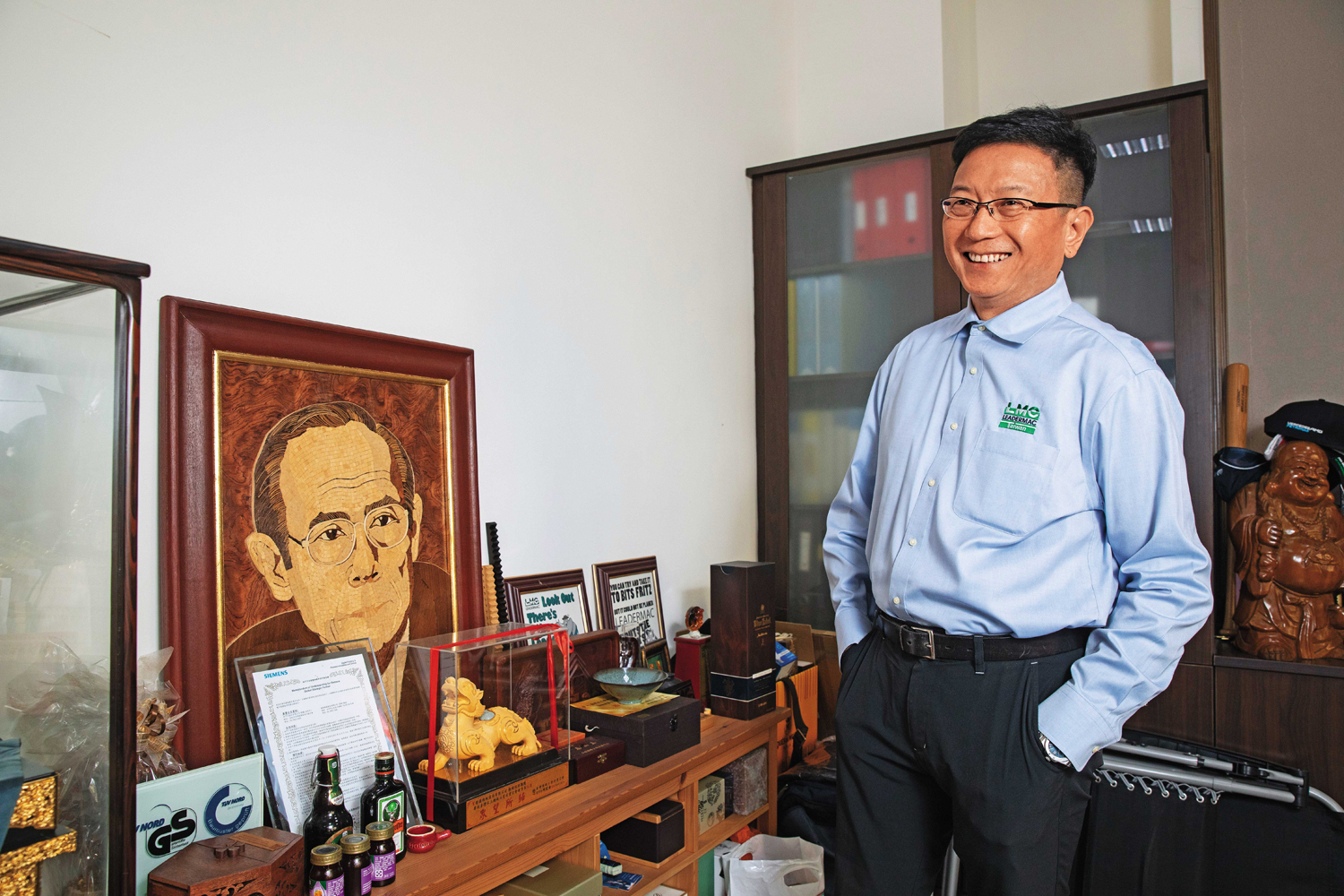 張聰捷與父親張必愉感情深厚，特別找土耳其藝術家，以木片為材料拼貼出父親的畫像。