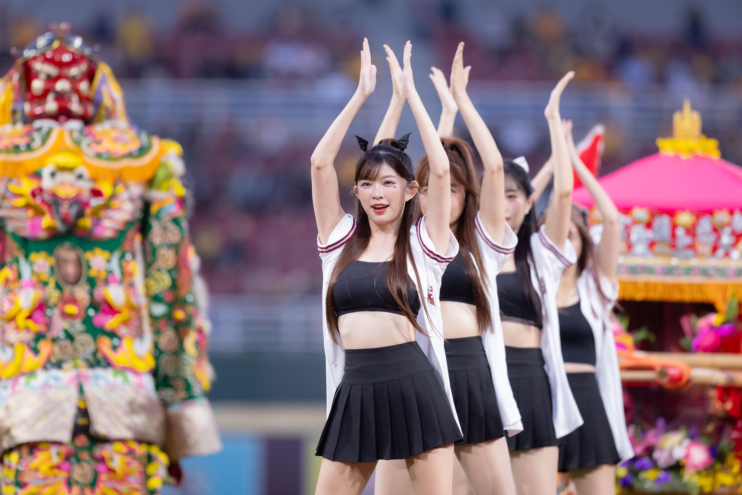 樂天女孩使出渾身解術祈求球隊能拿下冠軍。(樂天桃猿提供)