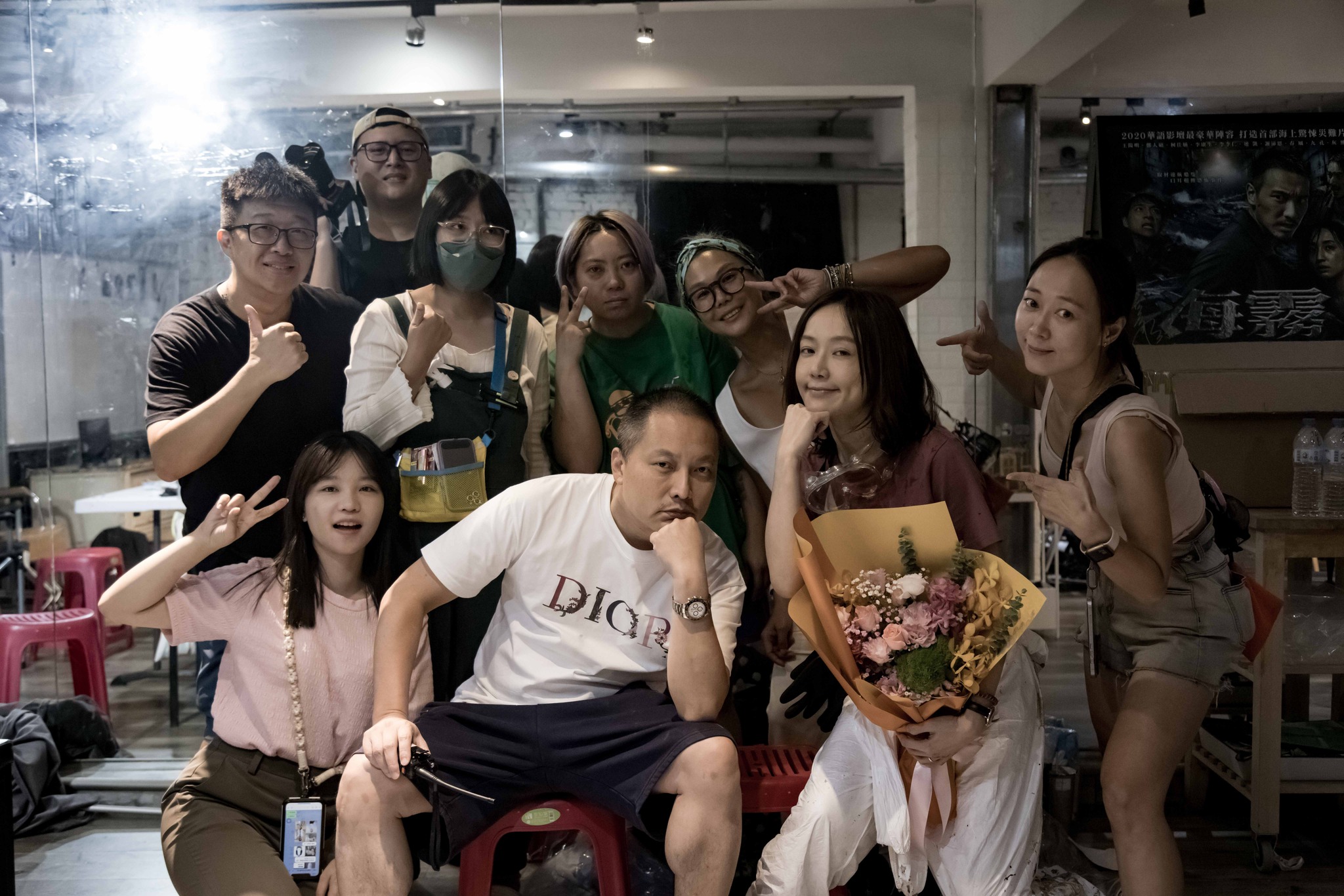 錢人豪（前排左二）拍《孔雀魚》和尹馨（前排右二）合作無間。（翻攝自臉書）