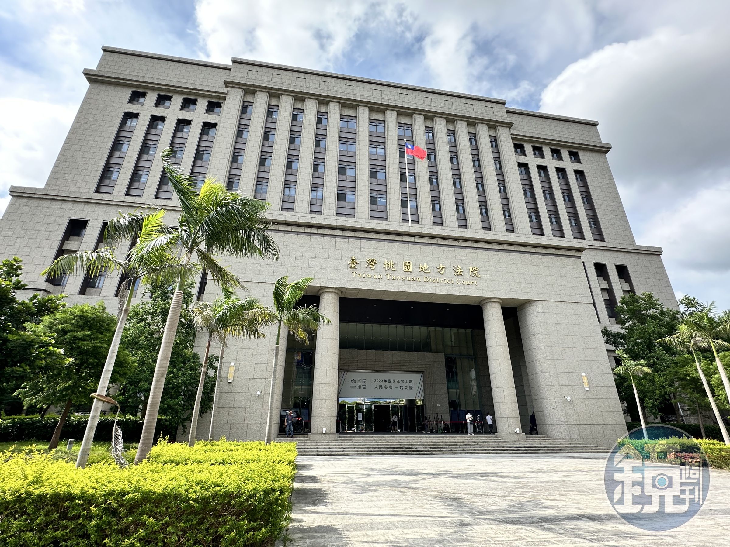 書記官站上桃園地院八樓窗外,虛驚一場。