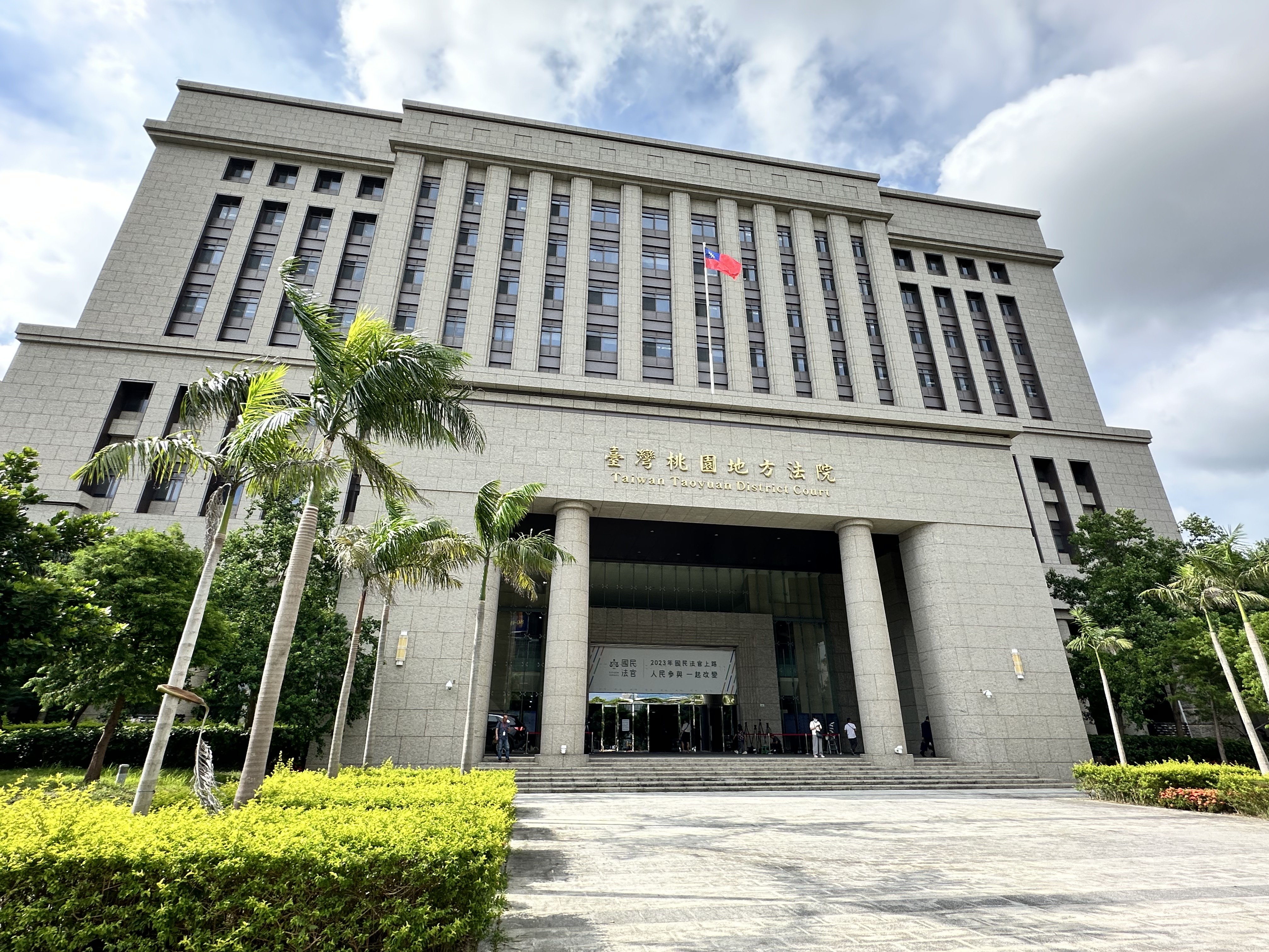 書記官站上桃園地院八樓窗外,虛驚一場。