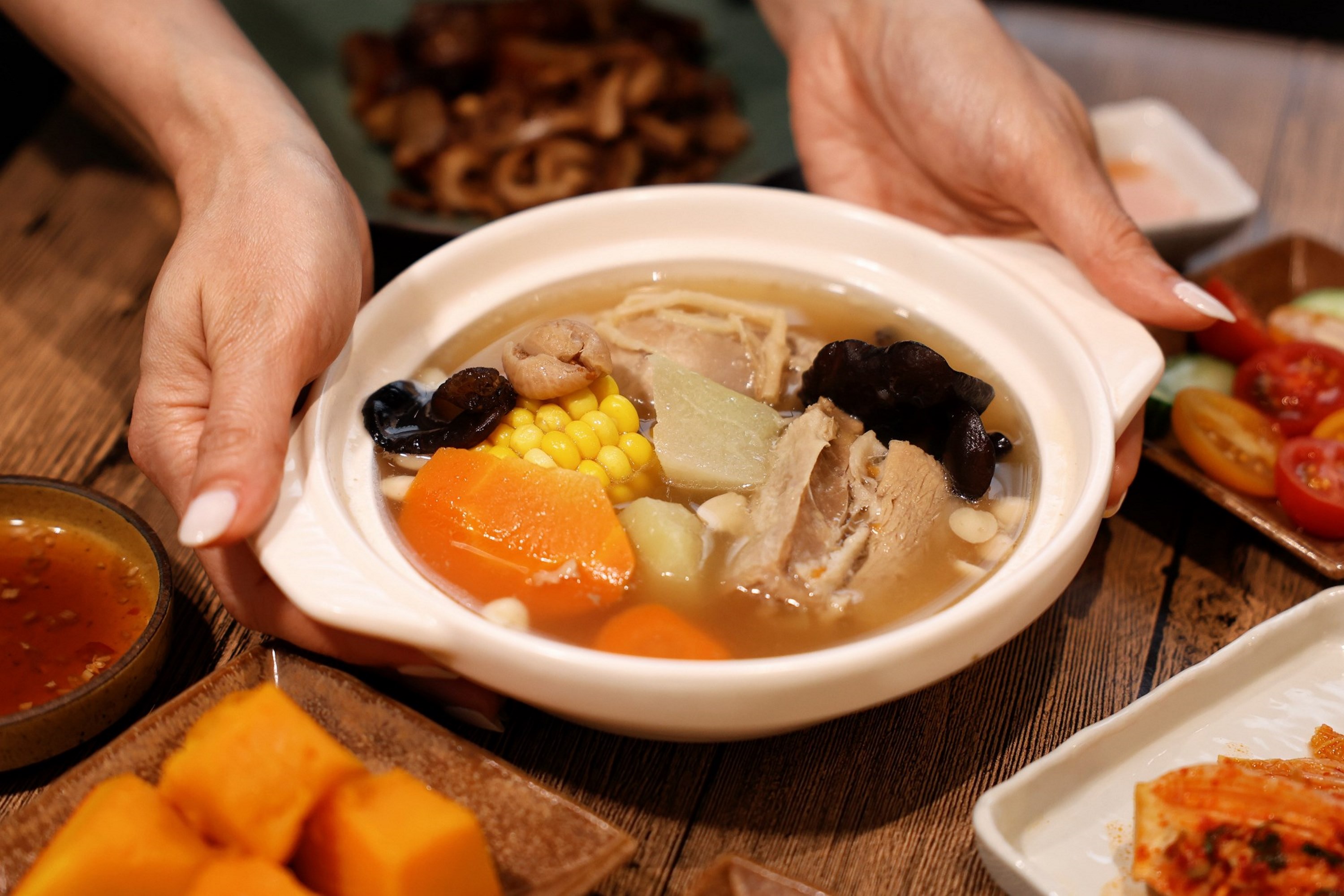 「佛手瓜玉米南北杏排骨湯」還加入玉竹、沙參、南北杏及無花果乾，與豬腩排、豬腱燉煮2小時。佛手瓜賦予清甜底韻，玉竹與沙參疊加溫潤層次。湯頭清潤宜人，四季皆宜。（260元／份）（好好養湯提供）