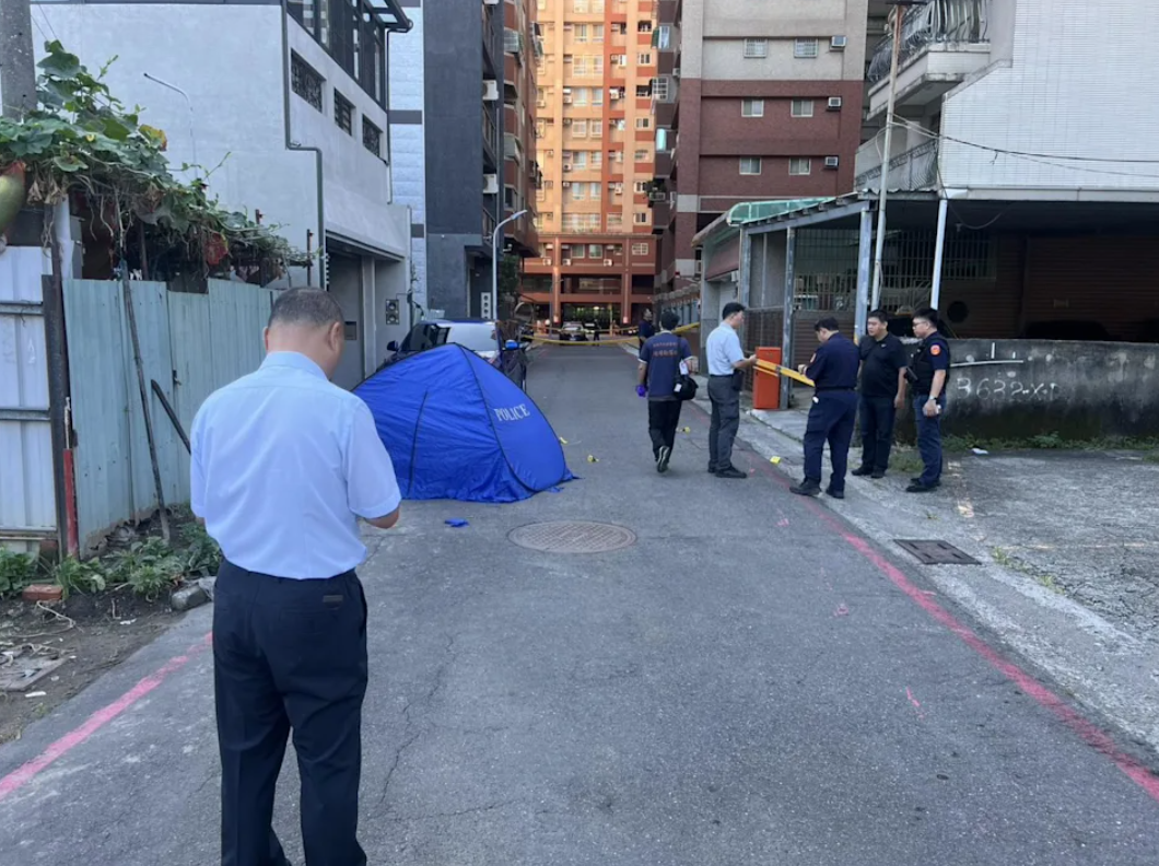 高雄市1名詐欺、竊盜通緝犯，昨（22日）晨外出溜狗時，遭1名槍手埋伏近距離行刑式連開16槍喪命。（翻攝畫面）