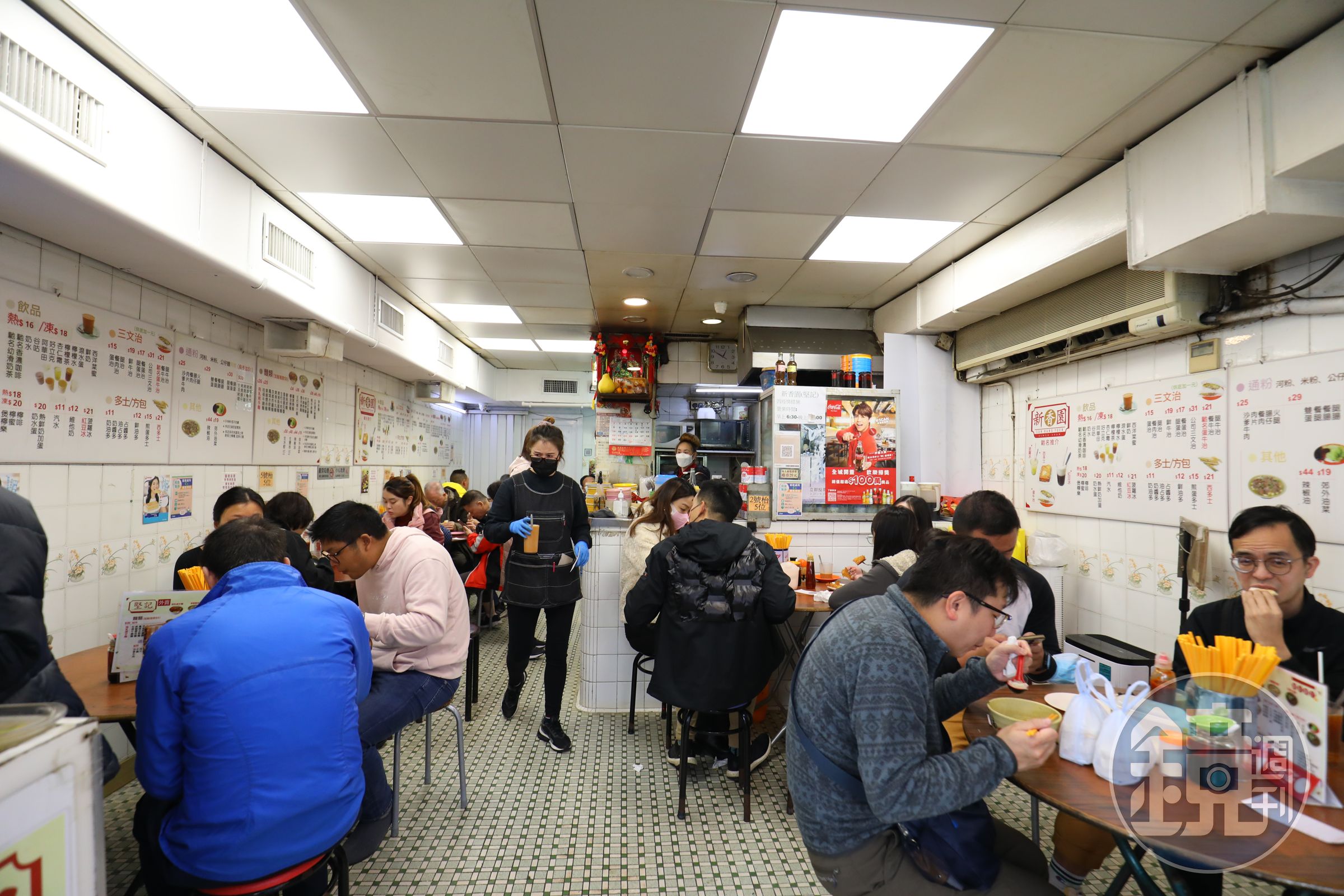 「新香園（堅記）」是在地的人氣茶餐廳，從早餐時間就人潮滿滿。