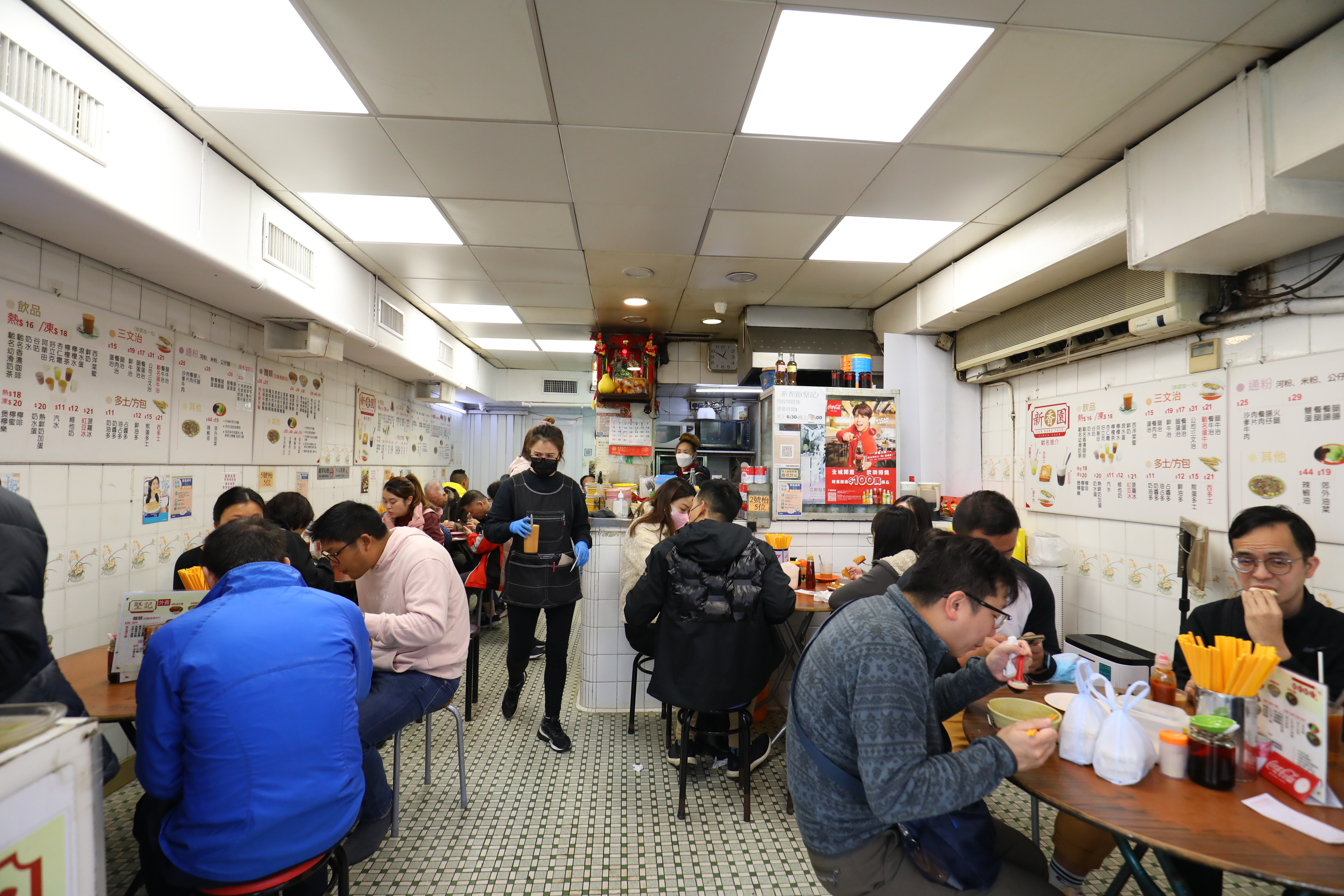 「新香園（堅記）」是在地的人氣茶餐廳，從早餐時間就人潮滿滿。