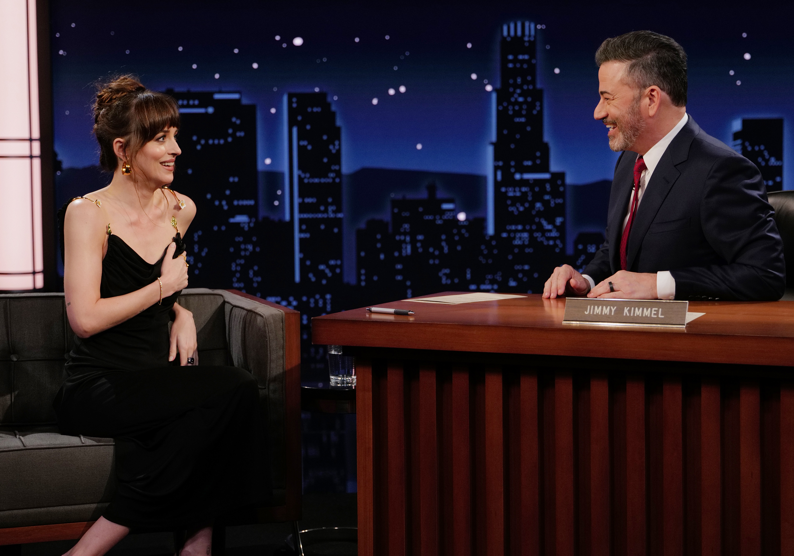 達珂塔強生（左）全程護胸接受主持人吉米金莫（右）訪問，因為細肩帶已經壞掉了，隨時會掉下來。（ABC電視網提供）