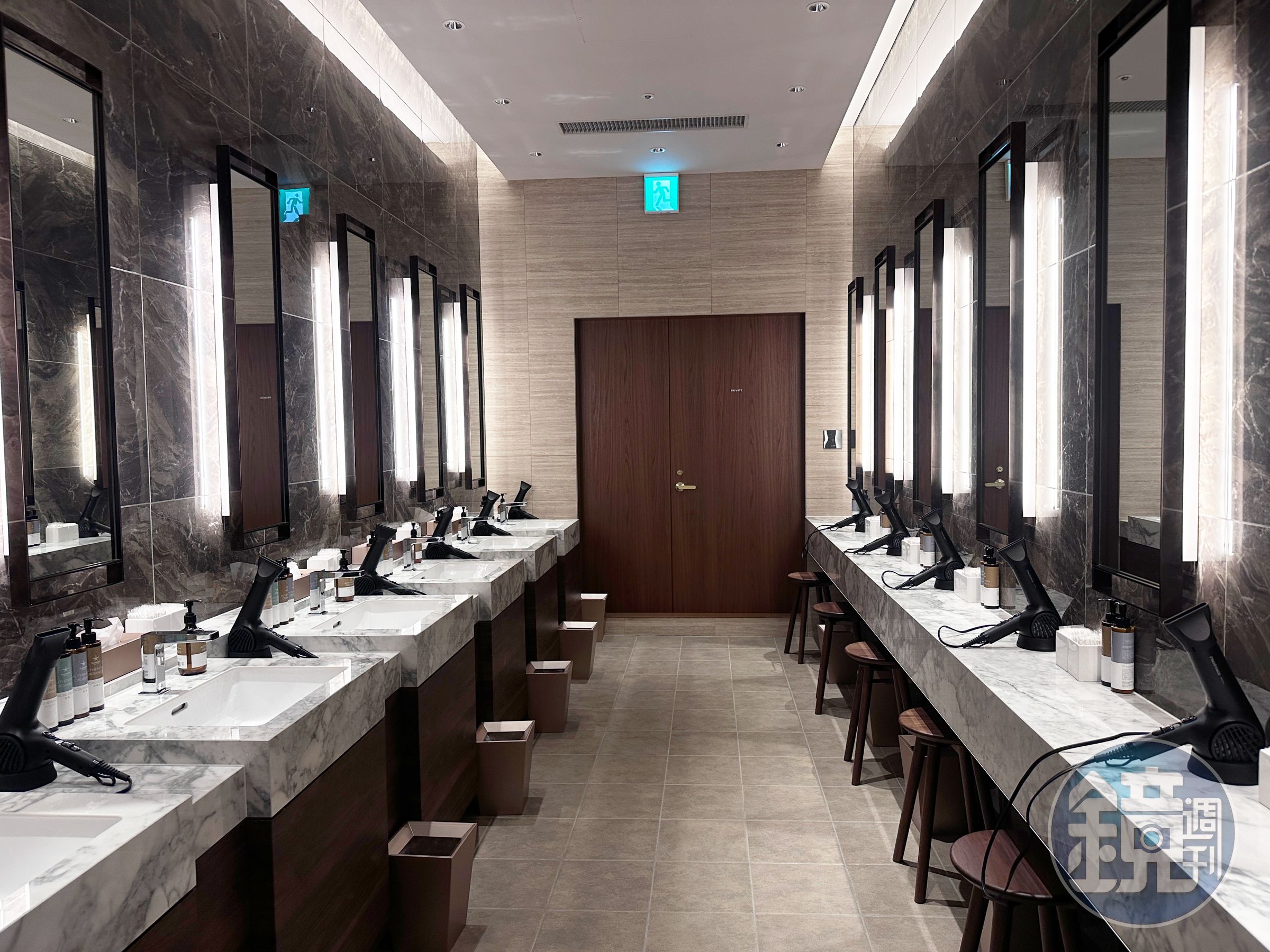 女湯梳妝區裝潢時尚且寬敞舒適,吹風機、卸妝、乳液等備品一應俱全。