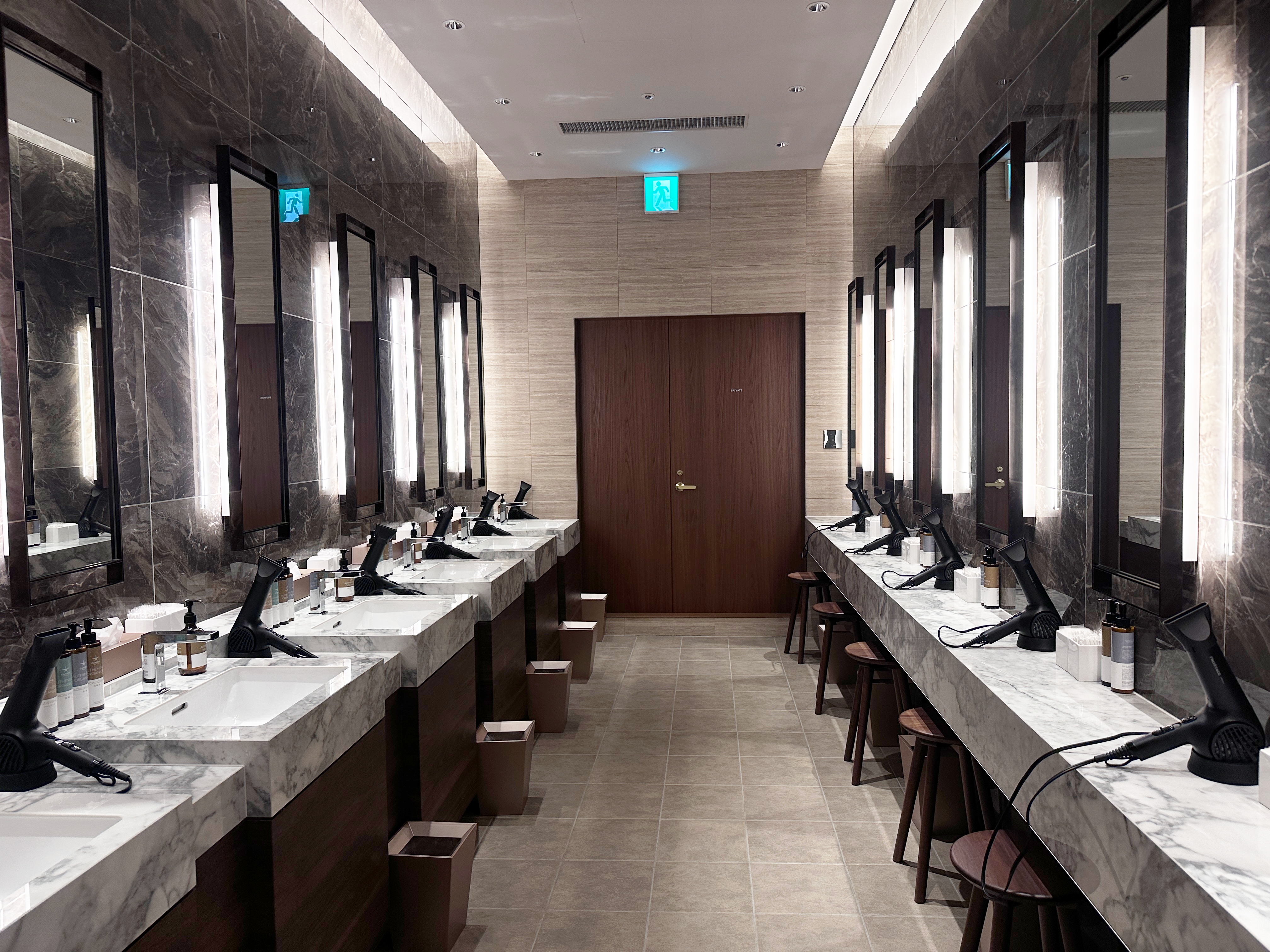 女湯梳妝區裝潢時尚且寬敞舒適,吹風機、卸妝、乳液等備品一應俱全。