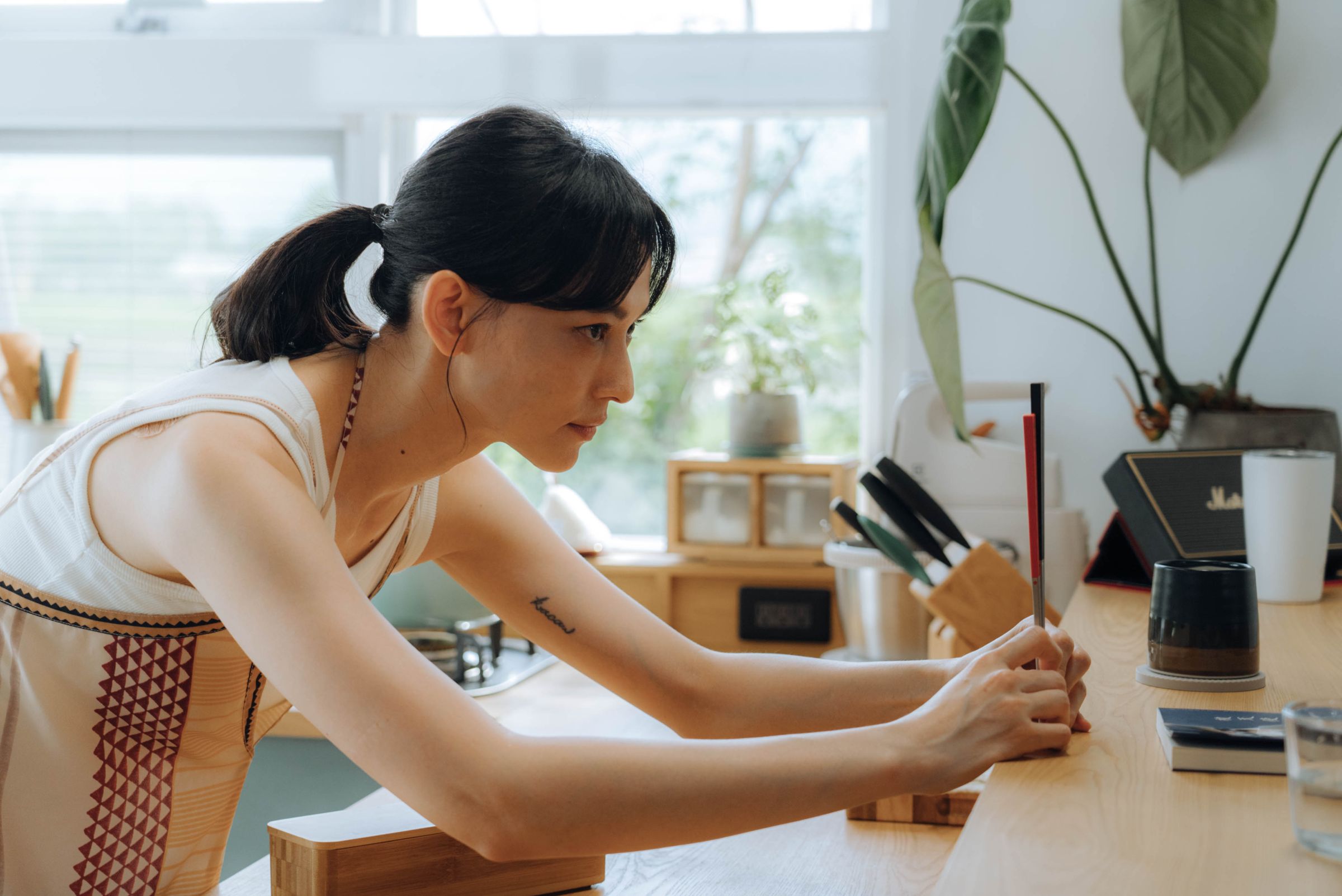 《就算一個人也可以好好的吃飯2》姚以緹飾演胡宇威的前女友,大方住進由胡宇威代理經營的民宿。(公視+)