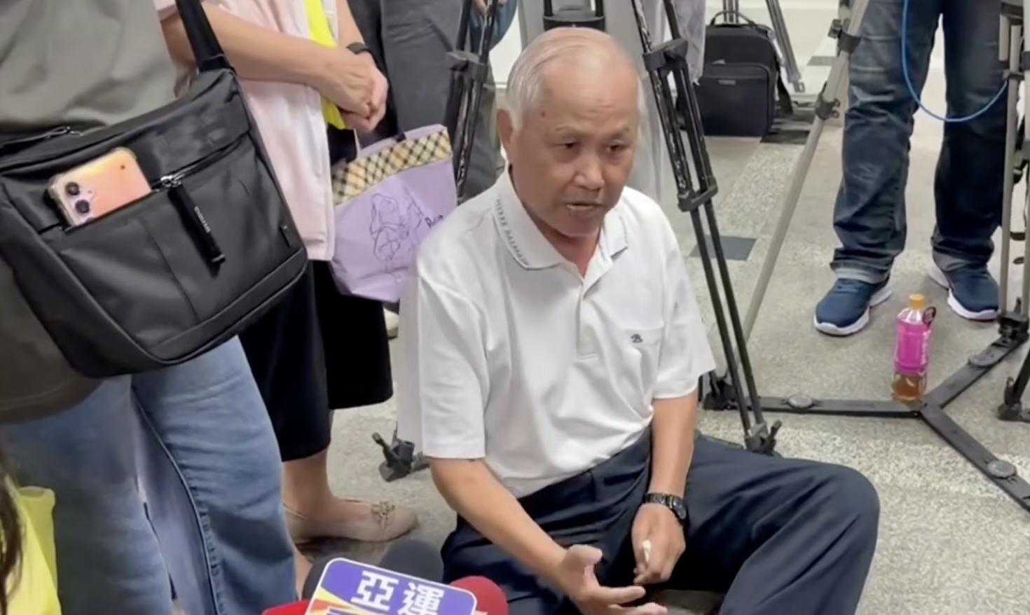 受害張姓姊妹的父親對於無期徒刑的判決不能接受,怒喊難道要人民以暴制暴嗎?(鏡新聞)