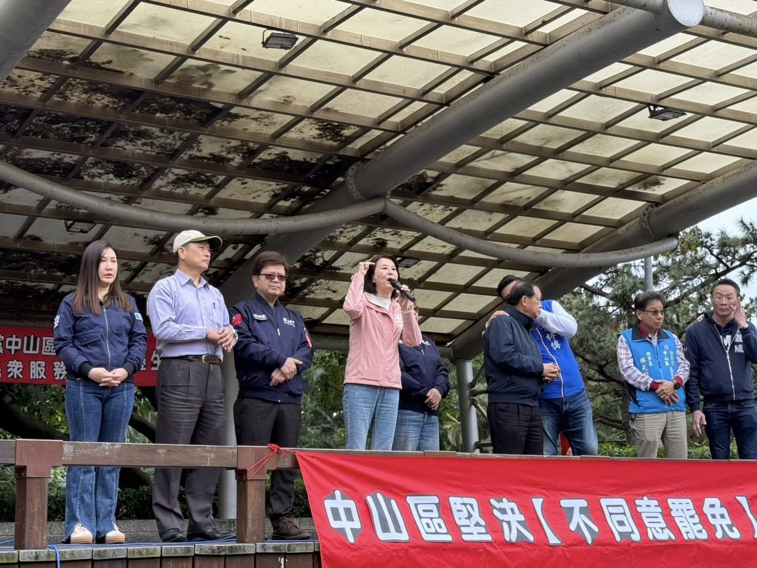 立委王鴻薇日前出席國民黨員慶生會並宣揚反對罷免。（翻攝王鴻薇臉書）