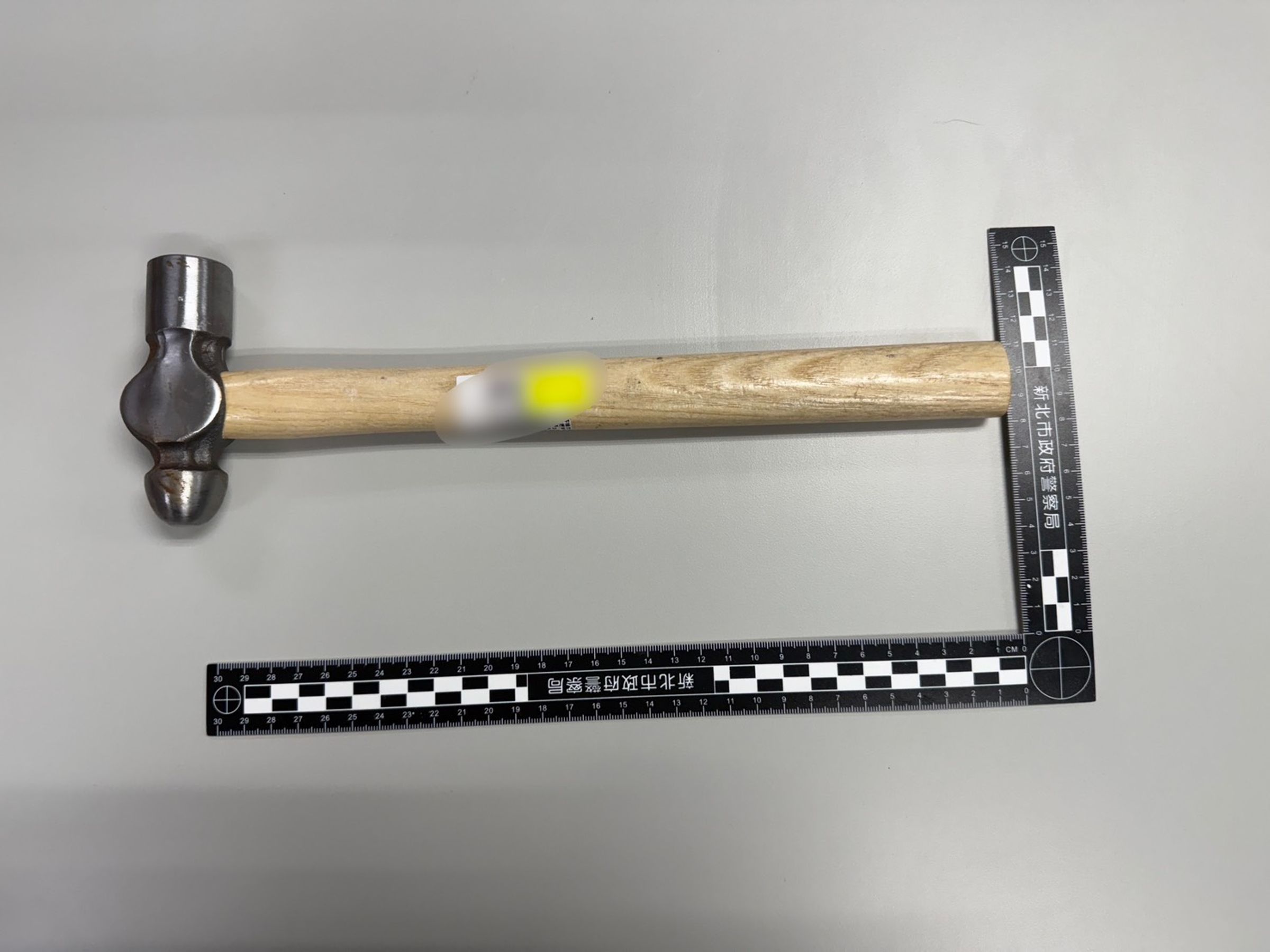 警方逮捕陳嫌同時,起出作案用鐵鎚一把。翻攝畫面