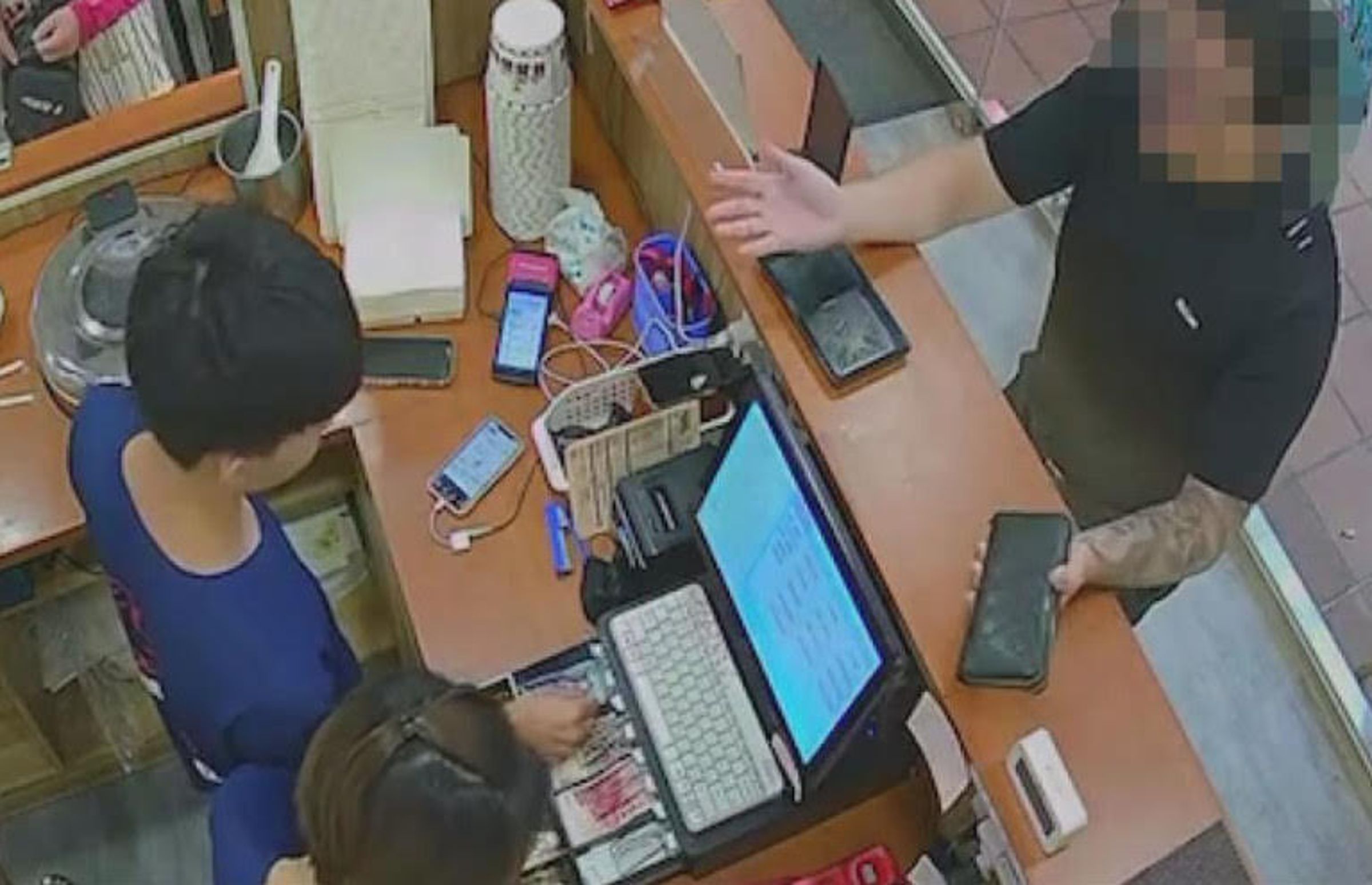 店家公布監視器畫面,部落客與店家因沒讓顧客選配菜起衝突。(翻攝臉書社團「爆料公社二社」)