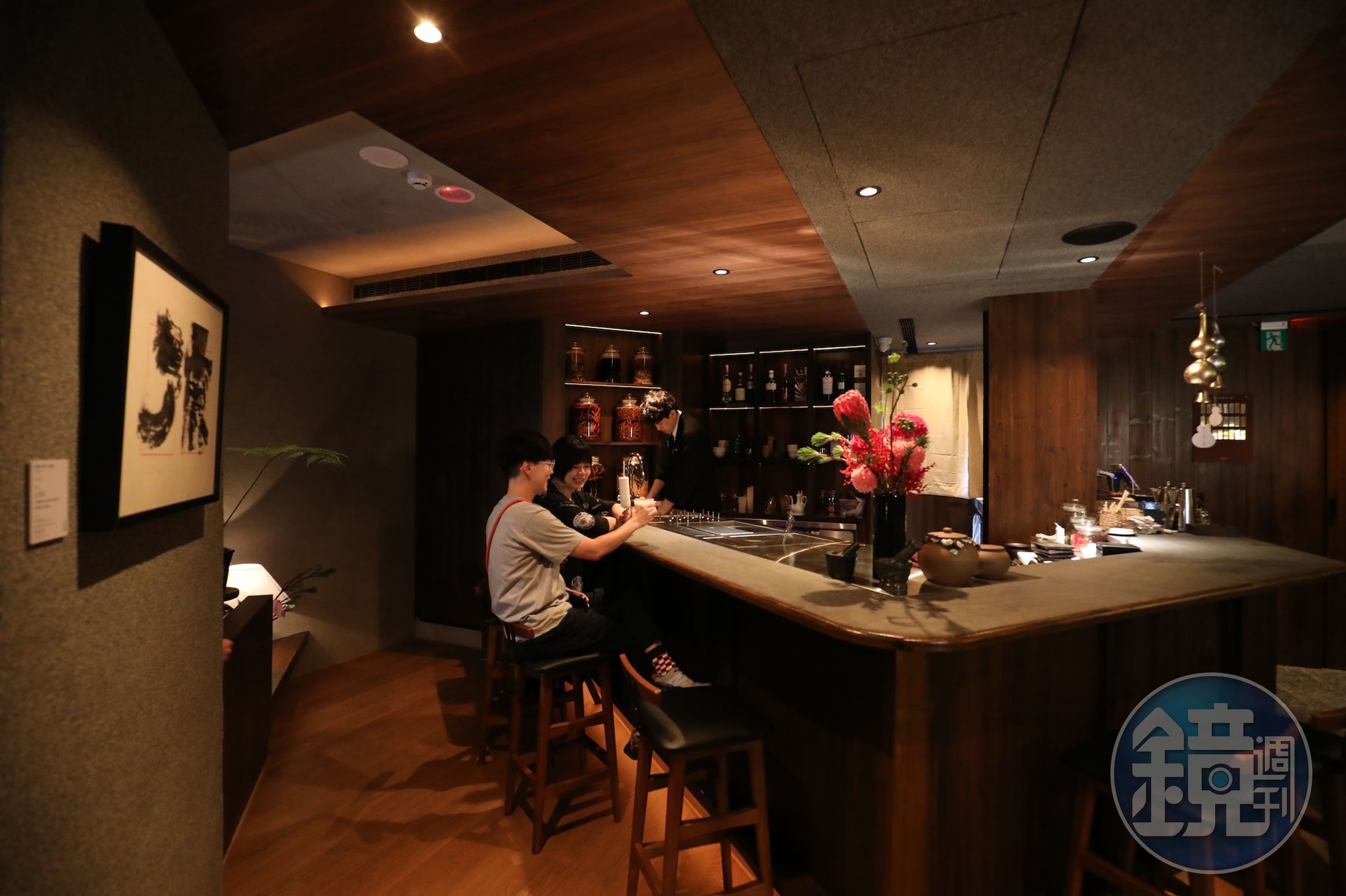 除了沙發區,酒吧亦有吧台座位,讓客人可以近距離欣賞調酒過程或與調酒師互動。