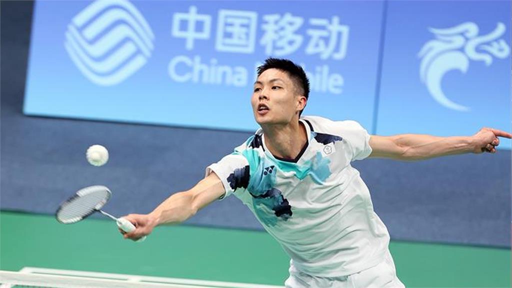 周天成在8強賽對上中國好手石宇奇，遭到對手直落二，止步男單8強。（中華奧會提供）