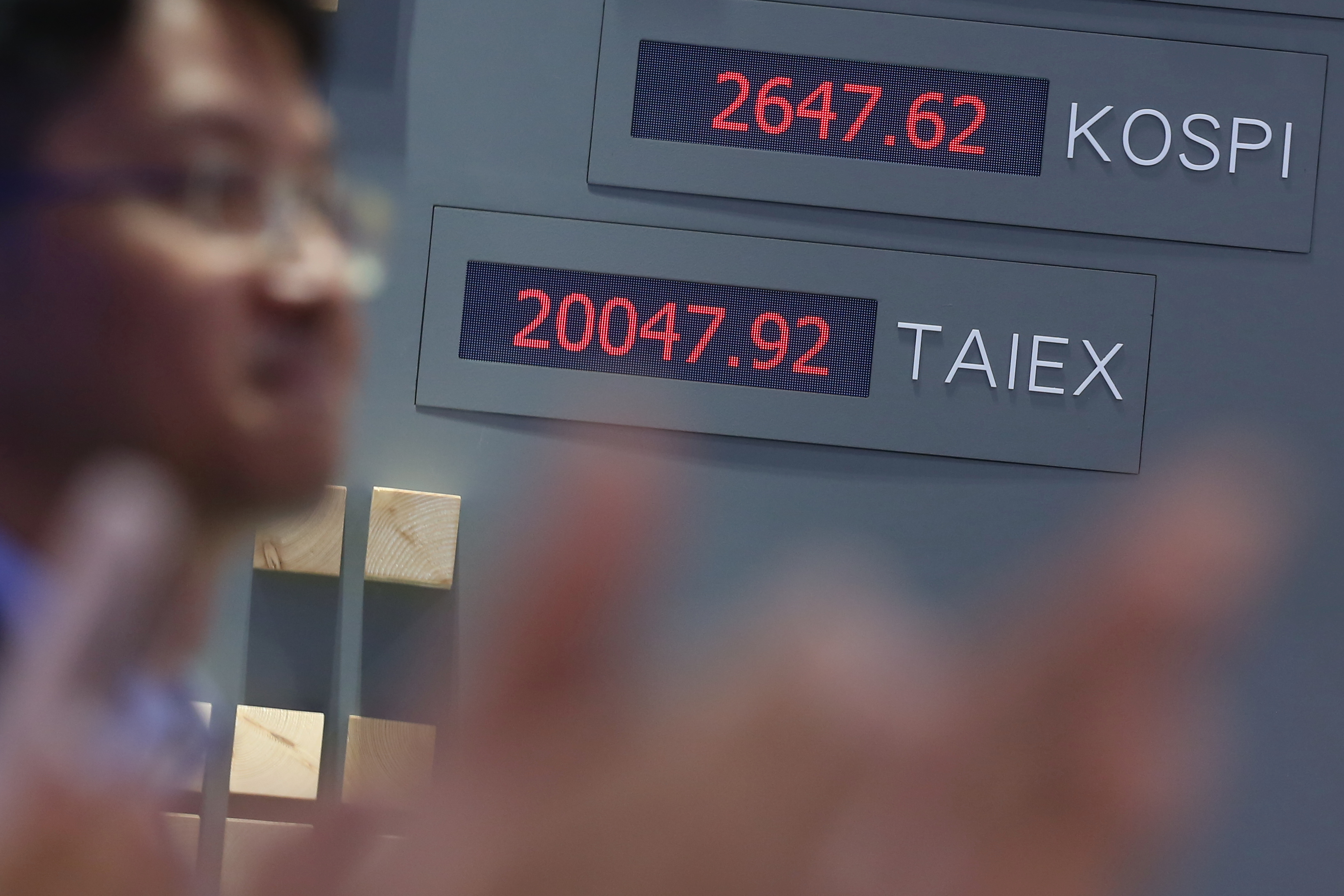 近期漲勢凶猛的美、台、日股若不搶先停利，可提高年化報酬率。（台股破2萬點，本刊資料照）