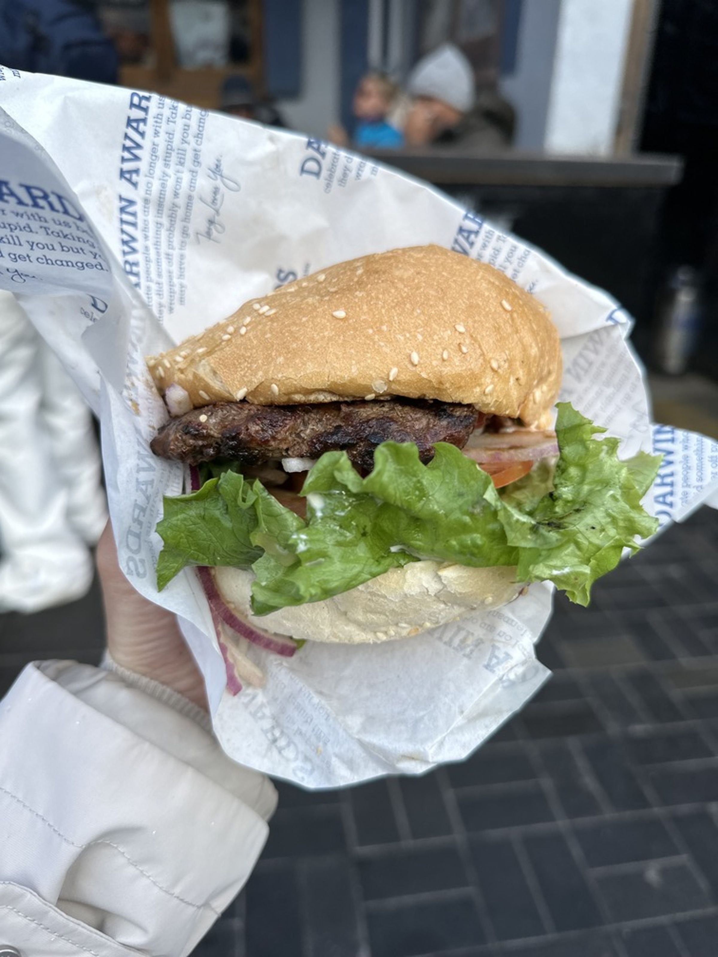 「Fergburger」販售的漢堡果然好吃，肉質香甜、肉汁濃郁。（招牌漢堡，15.9紐元／份，約$NT306元）（陳姿吟攝）
