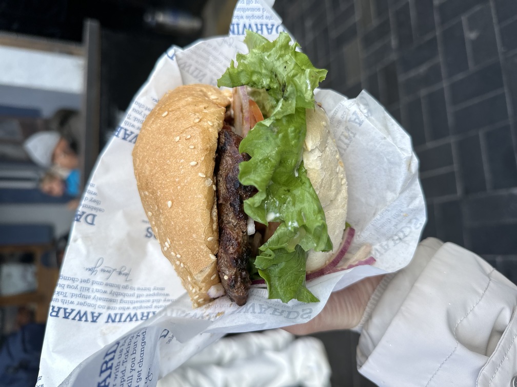 「Fergburger」販售的漢堡果然好吃，肉質香甜、肉汁濃郁。（招牌漢堡，15.9紐元／份，約$NT306元）（陳姿吟攝）