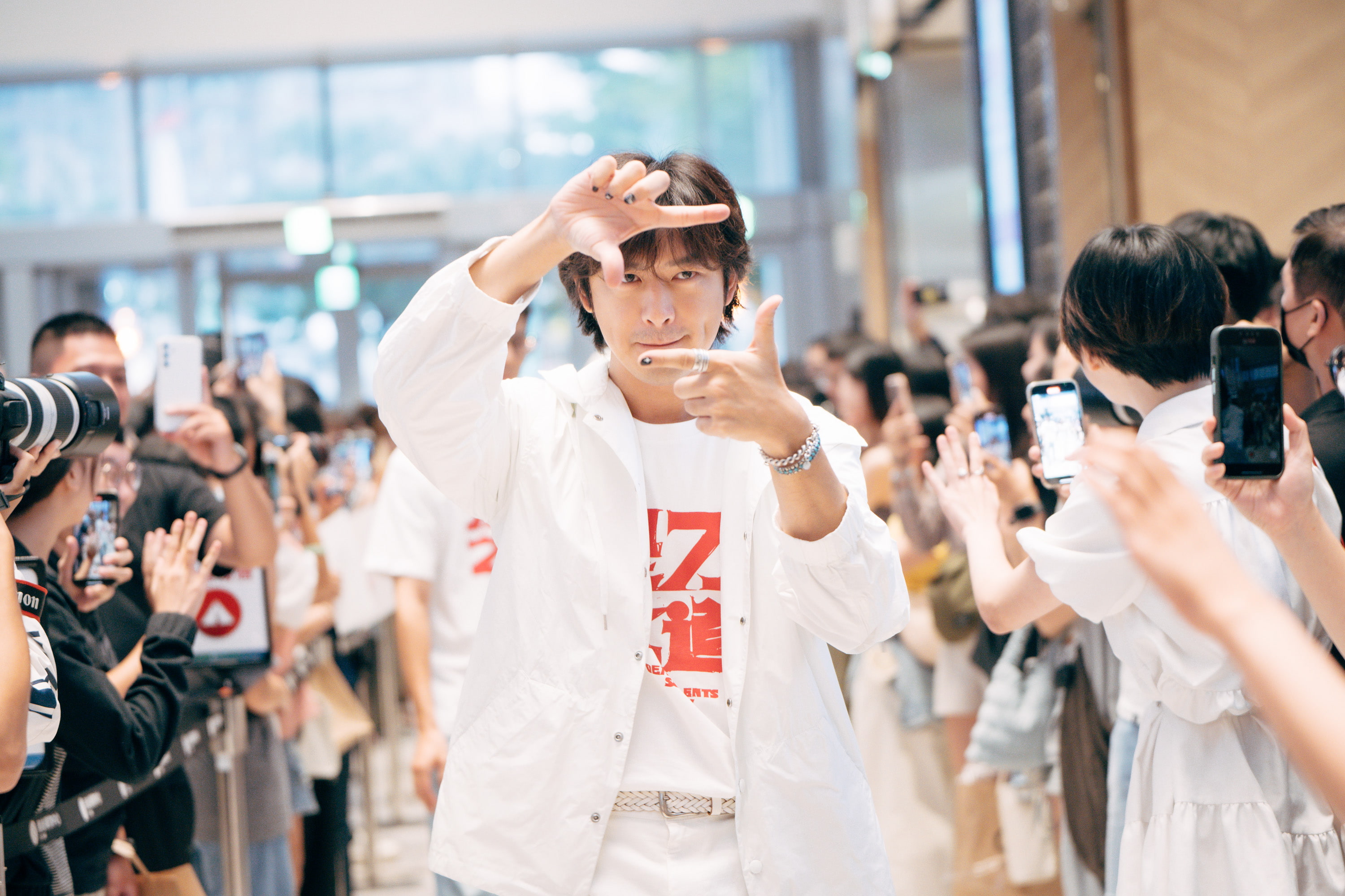 陳柏霖在簽名會重現戲裡金曲〈愛的視線〉招牌手勢，繼續角色「Makoto」上身。（牽猴子提供）