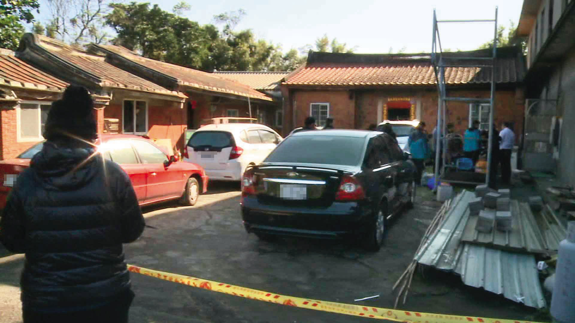 翁仁賢先對停在三合院廣場（圖）的轎車潑汽油，之後再進屋縱火。（東森新聞提供）