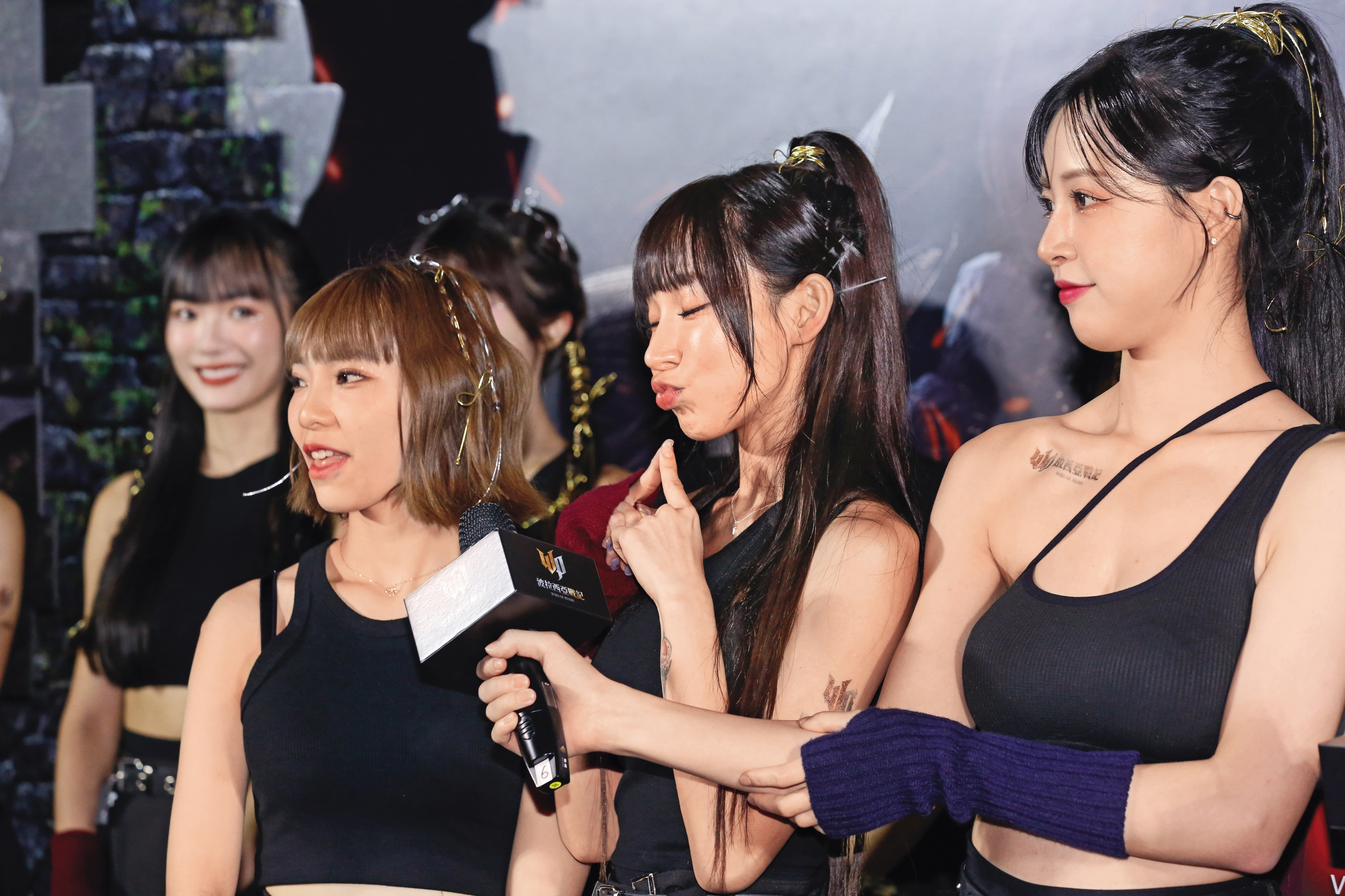 林襄（右2）自曝玻尿酸打太多變香腸嘴，這山根看起來也是護國神山等級。