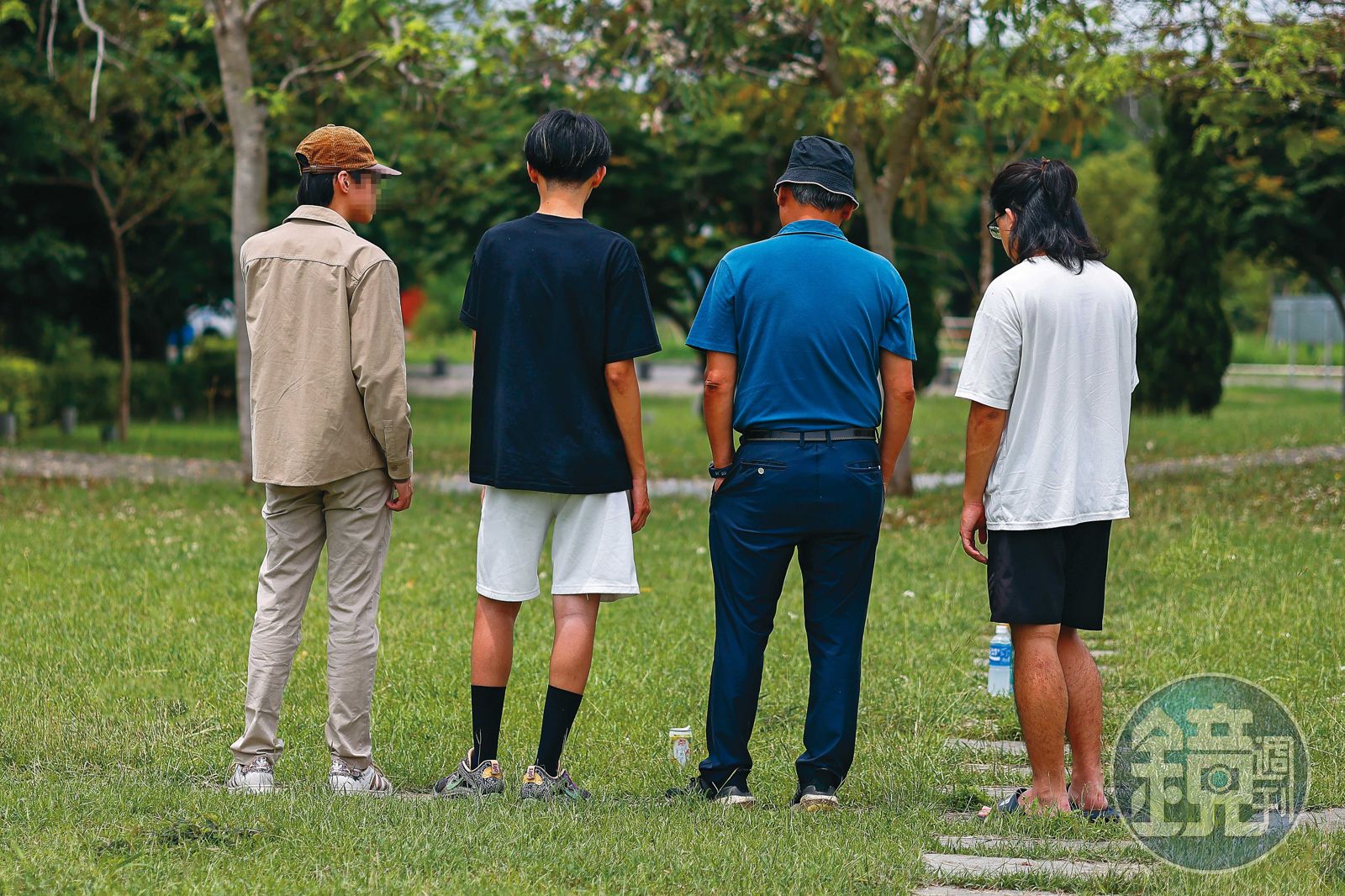 父親（右2）與同學們在樹葬園區悼念小宇