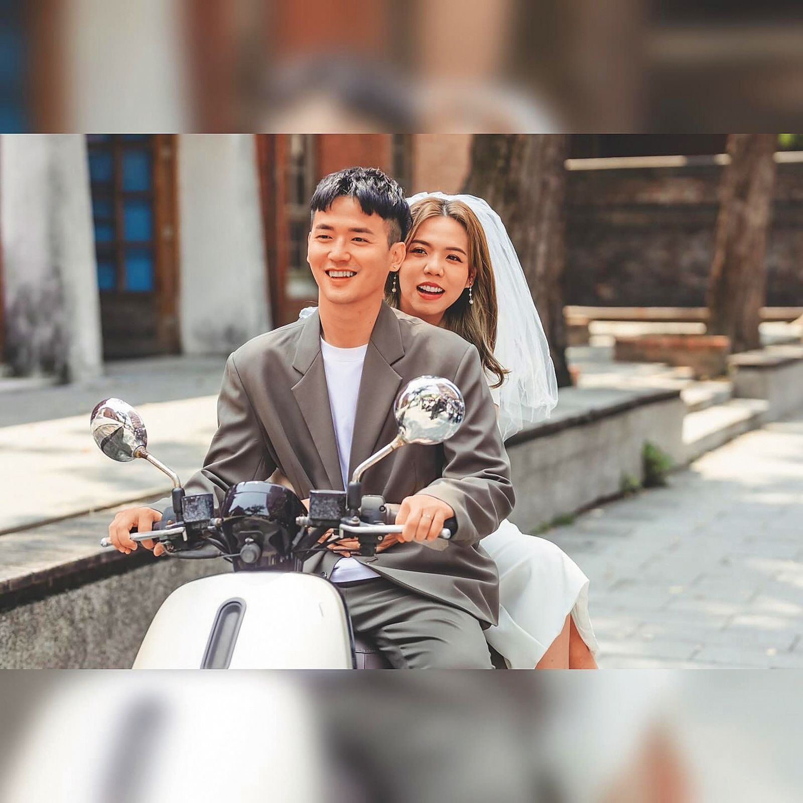 Ariel（右）跟Ken（左）2024年4月登記結婚，婚紗照相當甜蜜。（翻攝自Ken IG）