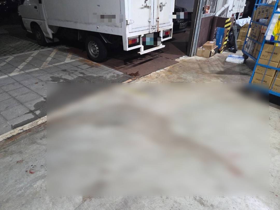 葉男持西瓜刀向王男揮砍，王男左手擋刀遭砍，現場血跡斑斑。翻攝畫面