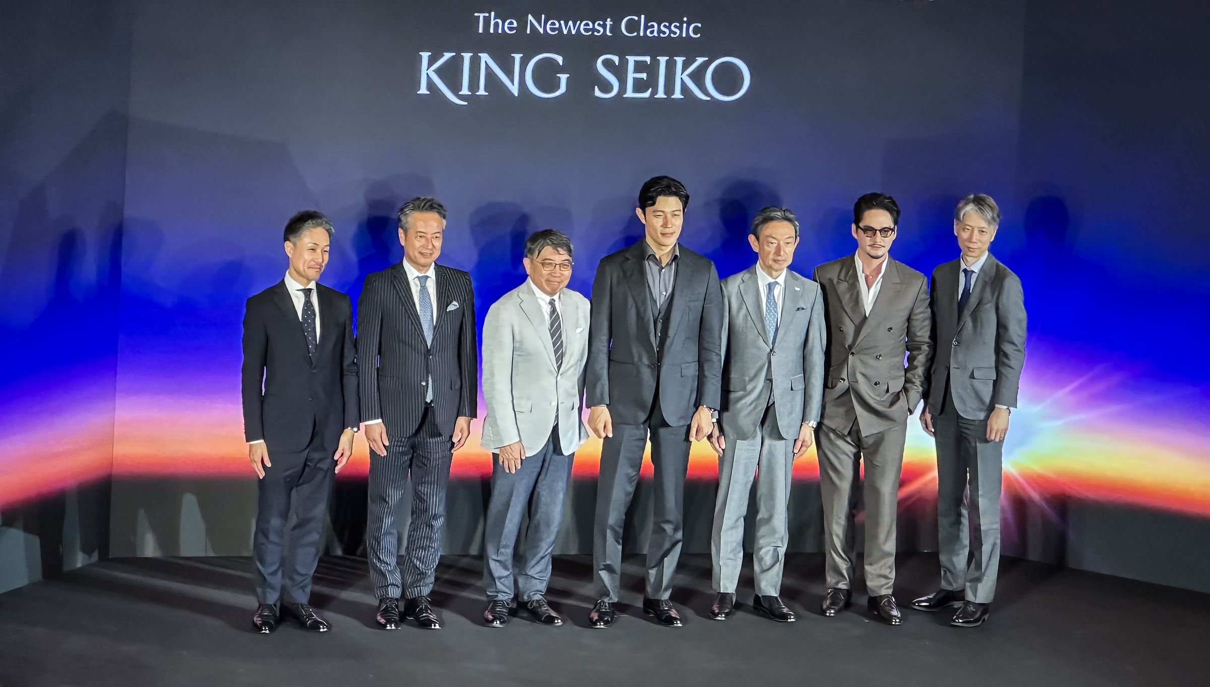 曼谷的King Seiko品牌大使發表活動，出席的品牌高層包括SEIKO WATCH社長內藤昭男（左三）、SEIKO取締役・專務執行役員河田芳克（右三）等人。而演出泰國經典恐怖片《鬼影》而頗具盛名的男演員Ananda Everingham（右二），也共同參與活動和鈴木亮平在台上進行了對談。